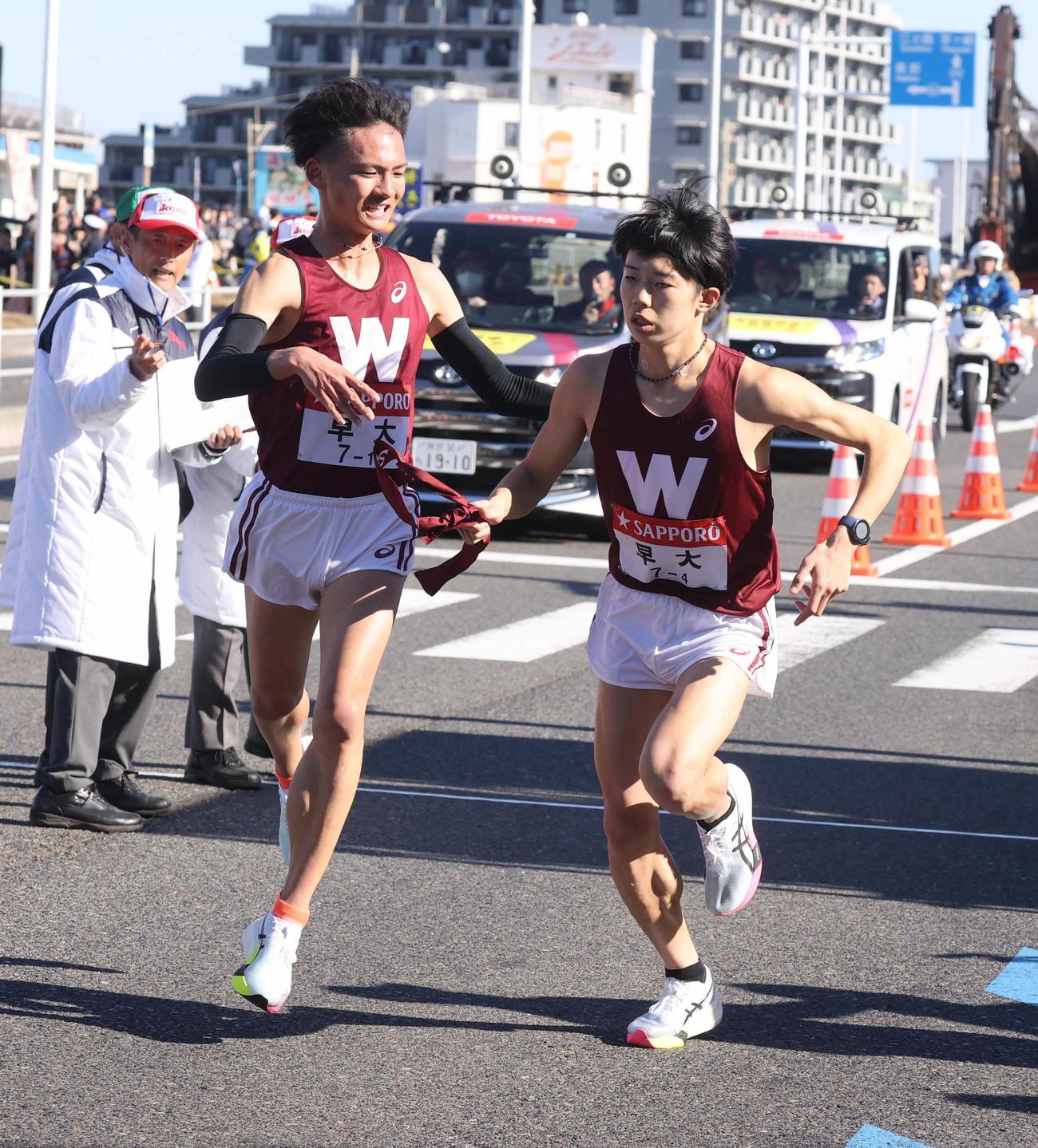 第101回箱根駅伝　往路　平塚中継所でタスキをつなぐ早大3区の山口竣平（左）と早大4区の長屋匡起（代表撮影）