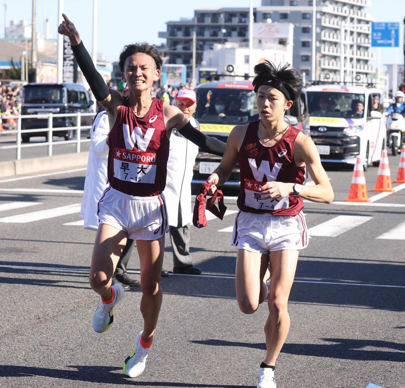 第101回箱根駅伝　往路　平塚中継所でタスキをつなぐ早大3区の山口竣平（左）と早大4区の長屋匡起（代表撮影）