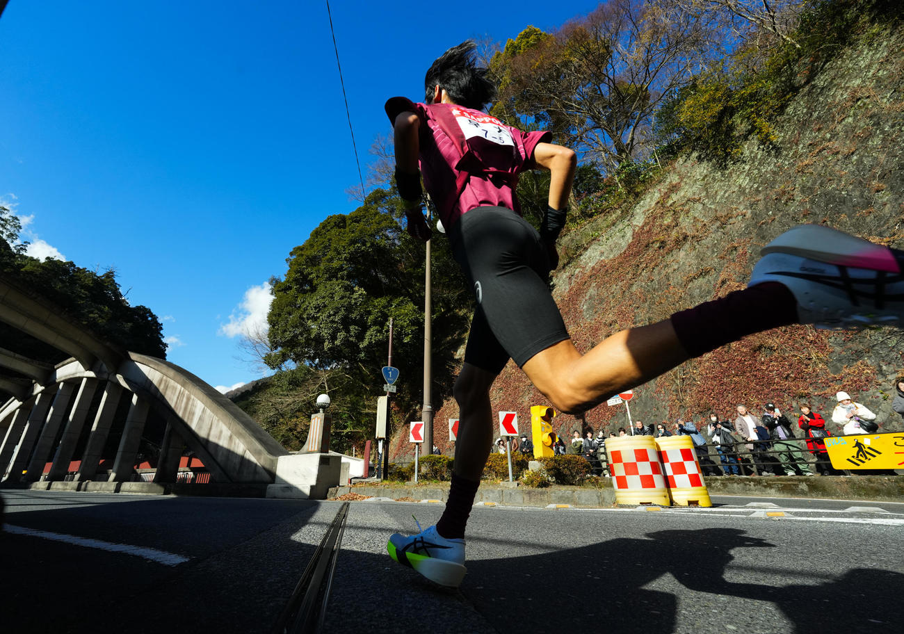 東京箱根間往復大学駅伝競走　ゴールに向かって疾走する早大5区工藤（撮影・菅敏）