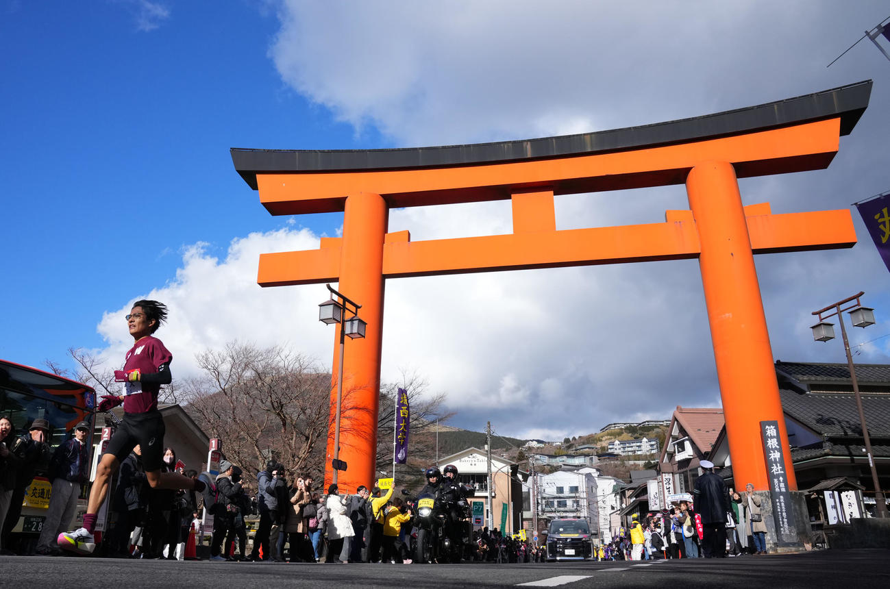 箱根神社鳥居前を力走する早大5区工藤（撮影・横山健太）