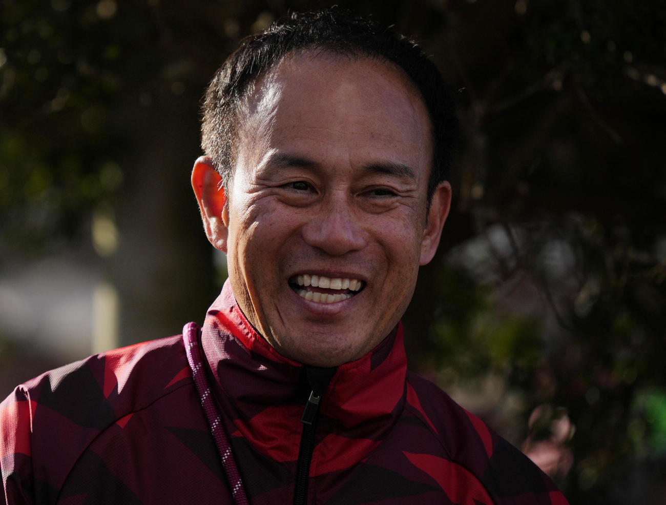 箱根駅伝　往路を終え笑顔を見せる早大・花田監督（撮影・垰建太）
