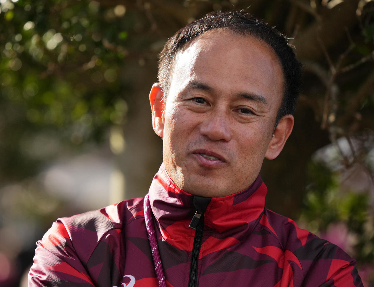 箱根駅伝　往路を終え笑顔を見せる早大・花田監督（撮影・垰建太）