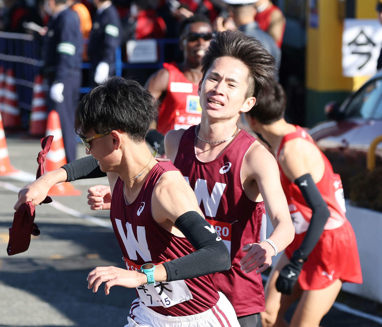 戸塚中継所で早大2区山口智（右）は3区山口竣にタスキをつないだ（撮影・宮地輝）