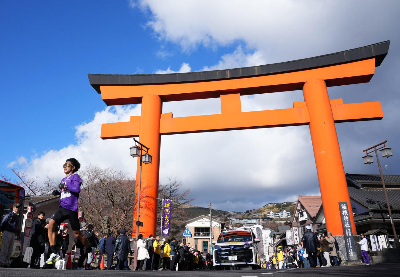 箱根神社鳥居前を力走する立大5区山本（撮影・横山健太）