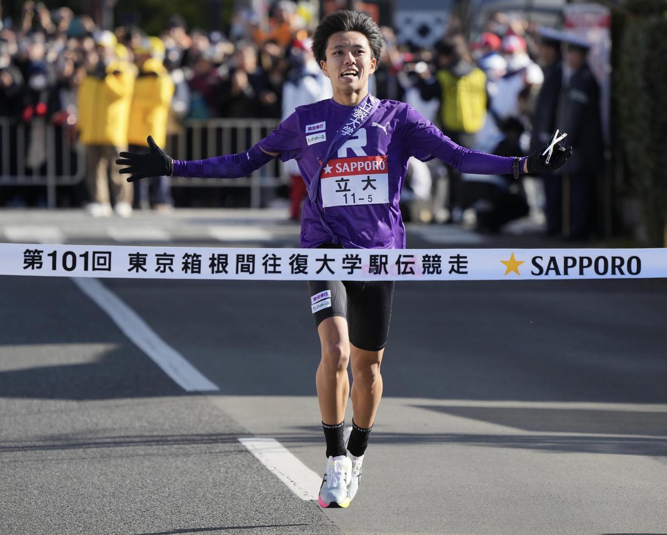 箱根駅伝　往路　8位でゴールする立大5区山本（撮影・垰建太）