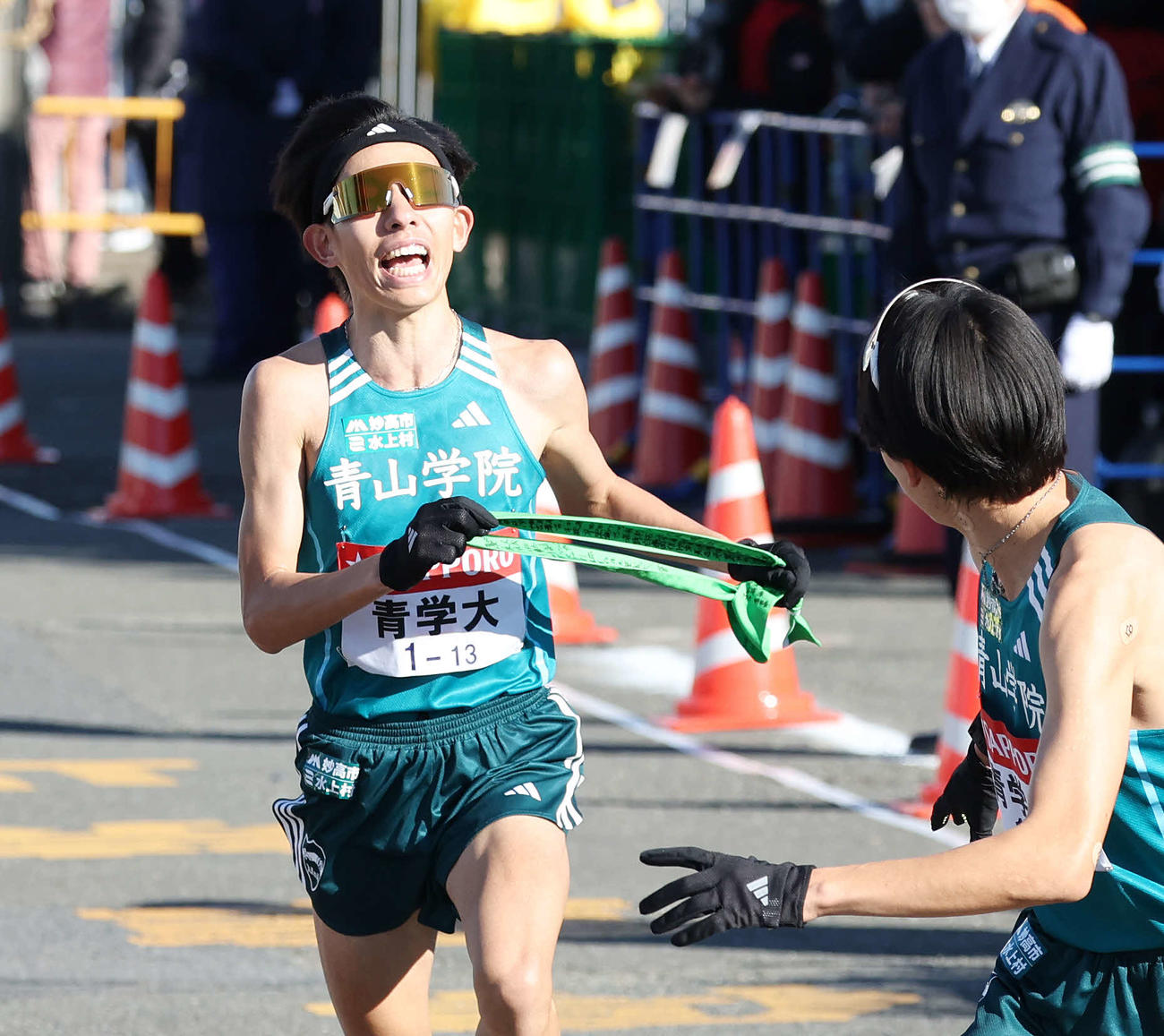 戸塚中継所でタスキをつなぐ青学大2区黒田朝（撮影・宮地輝）
