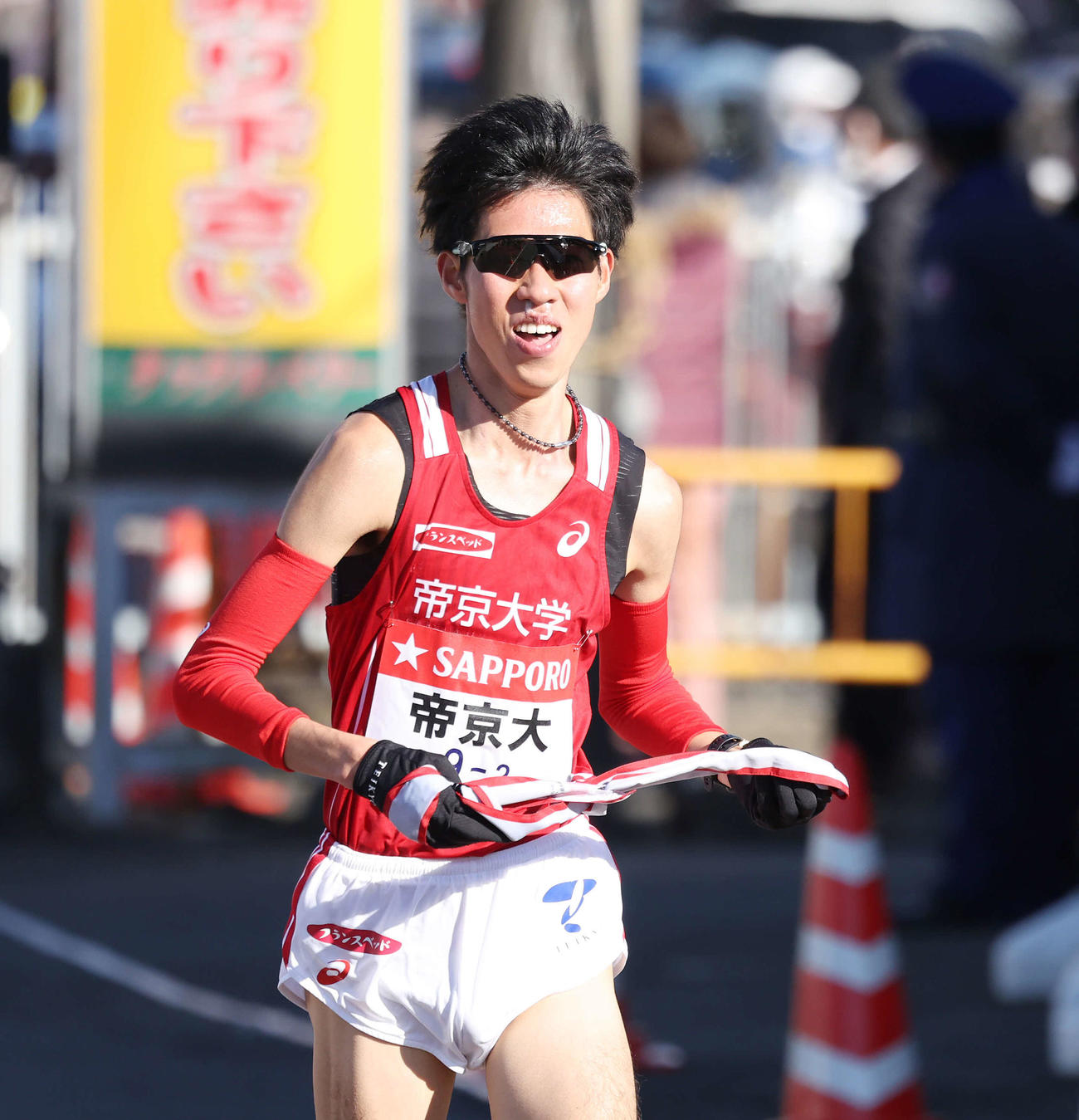 戸塚中継所に駆け込む帝京大2区山中（撮影・宮地輝）