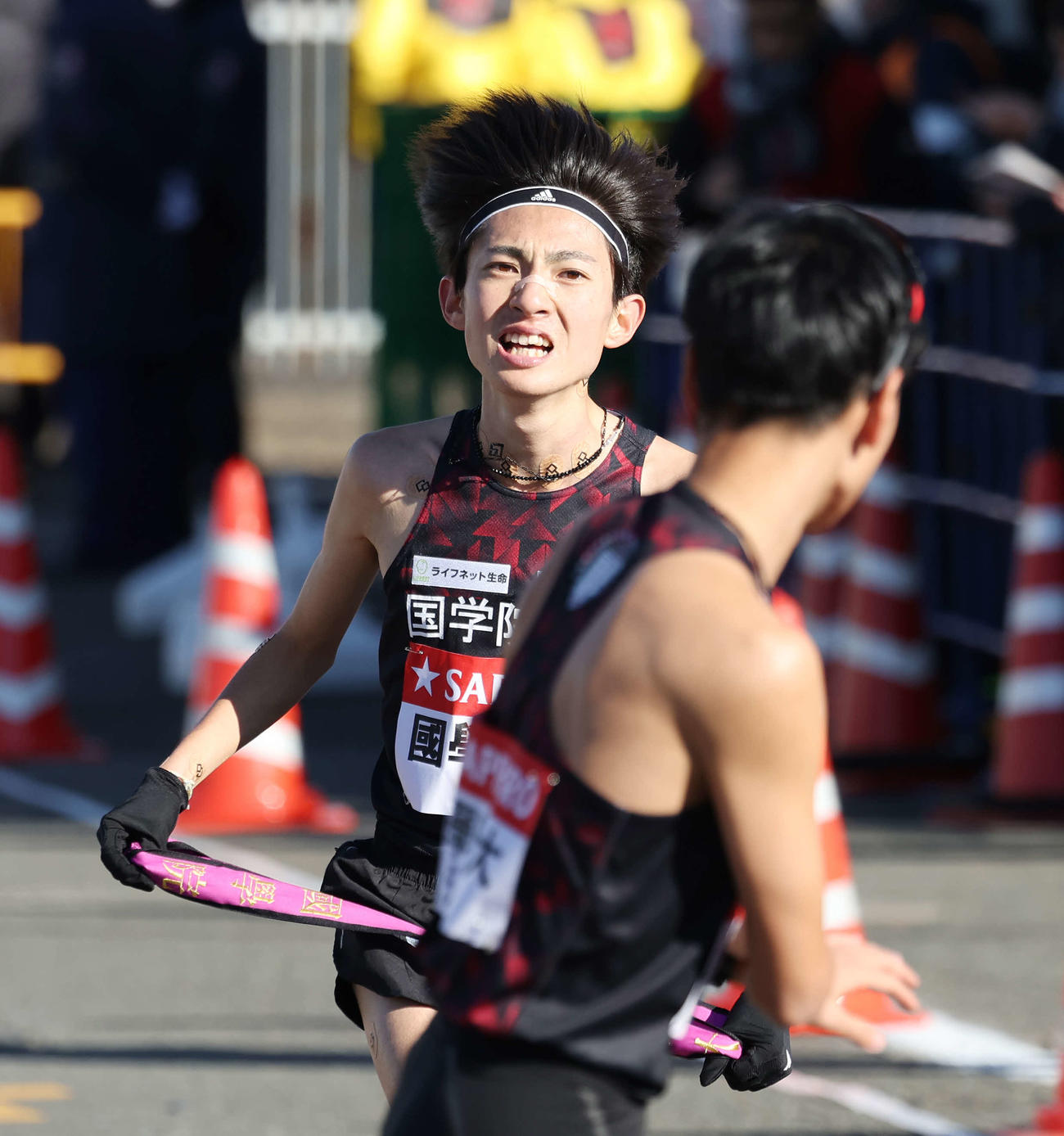 戸塚中継所でタスキをつなぐ国学院大2区平林（撮影・宮地輝）