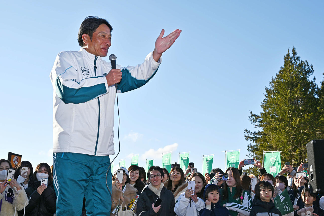往路優勝し応援団にあいさつする青学大・原監督（撮影・滝沢徹郎）