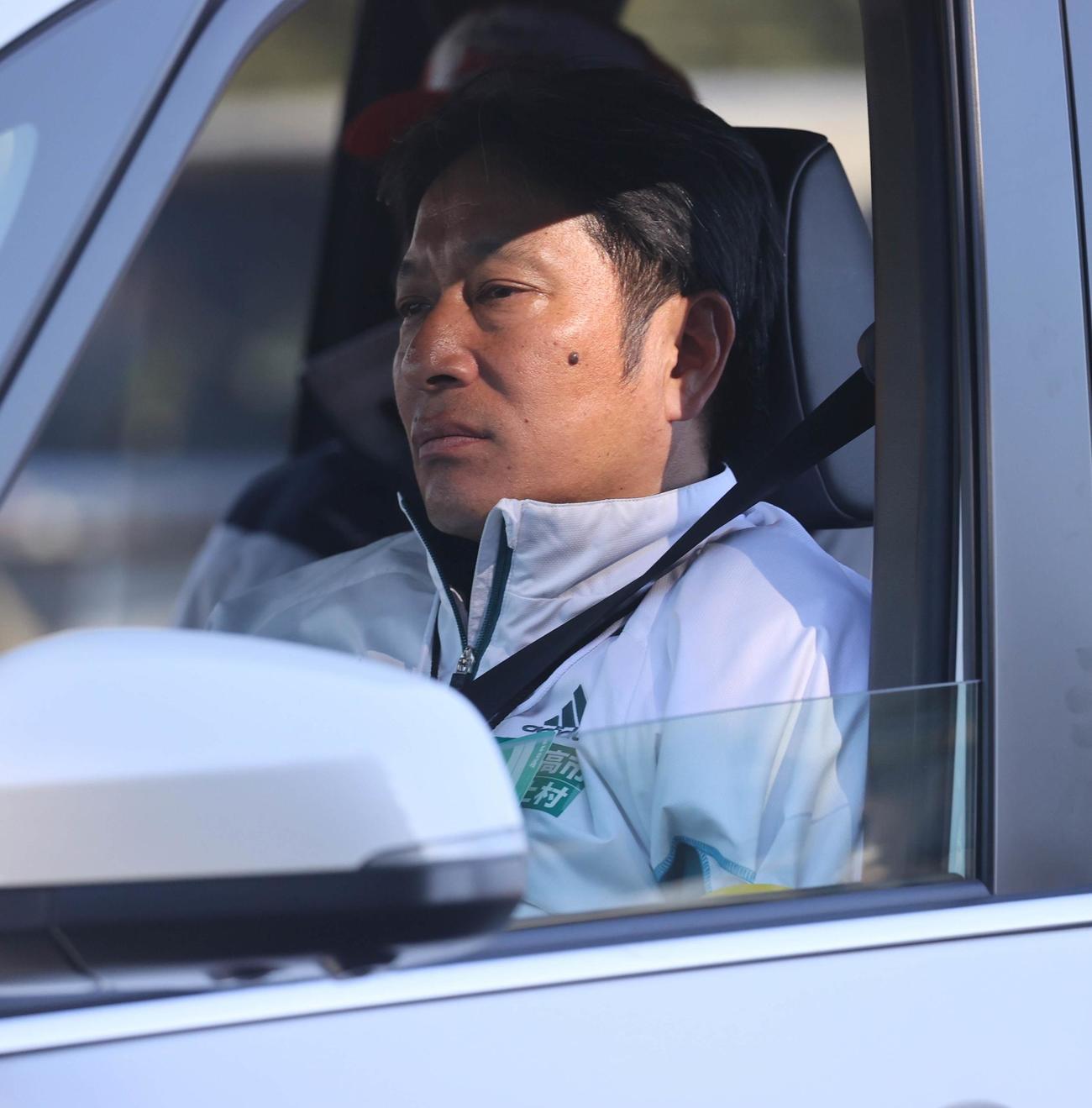 第101回箱根駅伝　往路　運営管理車から選手を見つめる青学大・原晋監督（代表撮影）