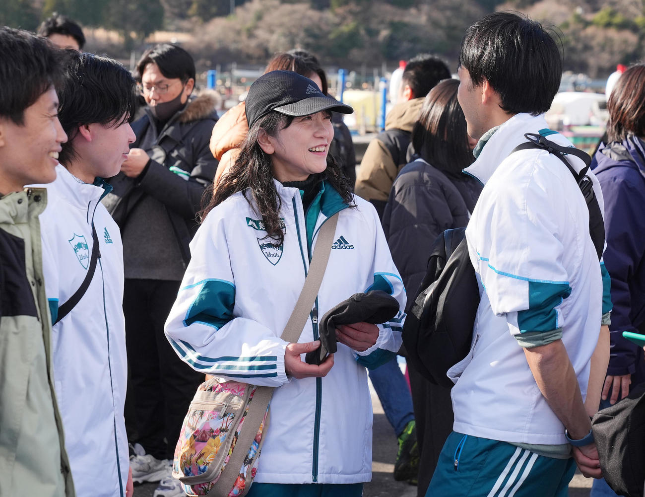 箱根駅伝　往路を終え関係者と笑顔を見せる青学大・原晋監督の妻美穂さん（中央（撮影・垰建太）