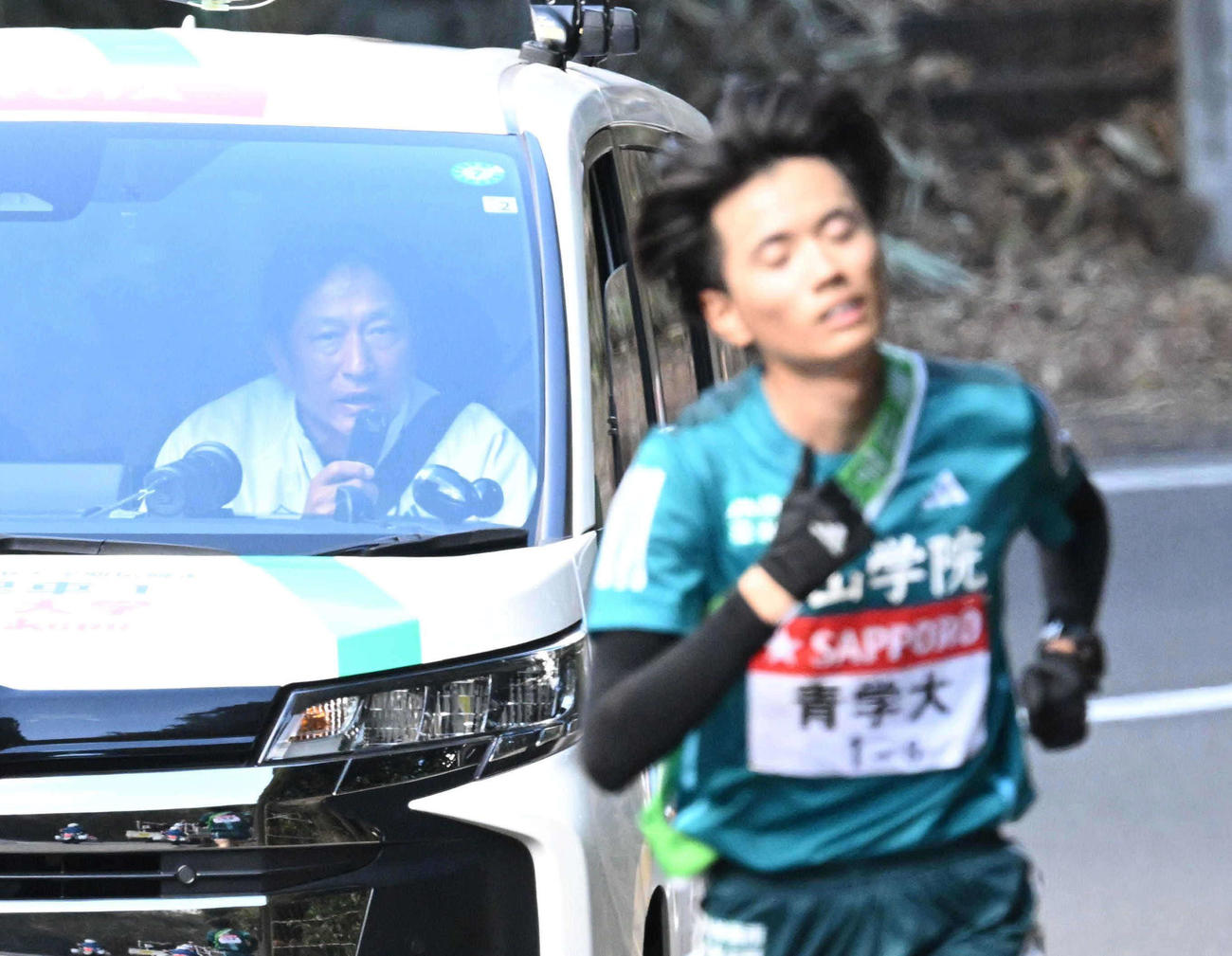 第101回箱根駅伝　往路　5区、青学大・若林宏樹（手前）に車中からマイクを使って声をかける原晋監督（代表撮影）