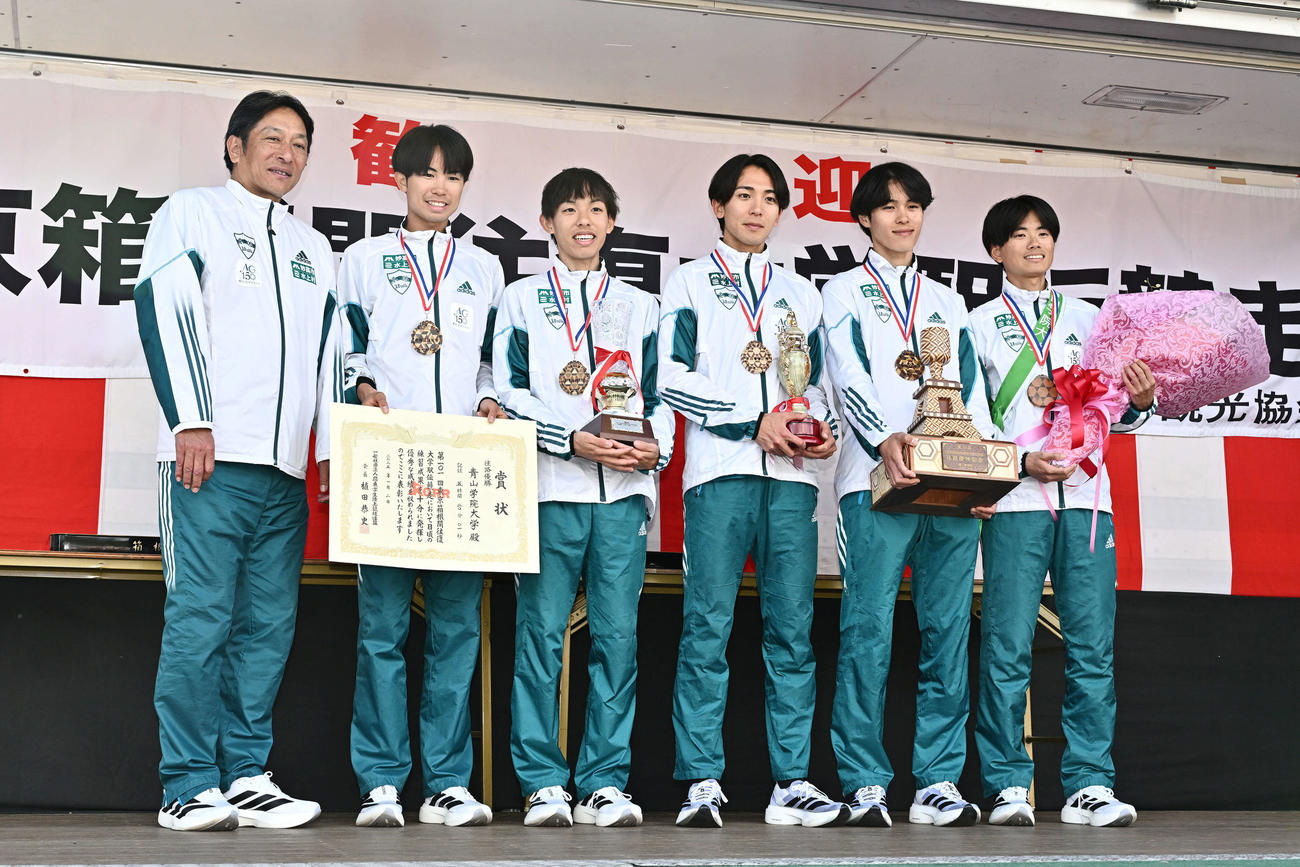 往路優勝し記念撮影する青学大。左から原監督、1区宇田川、2区黒田、3区鶴川、4区太田、5区若林（撮影・滝沢徹郎）