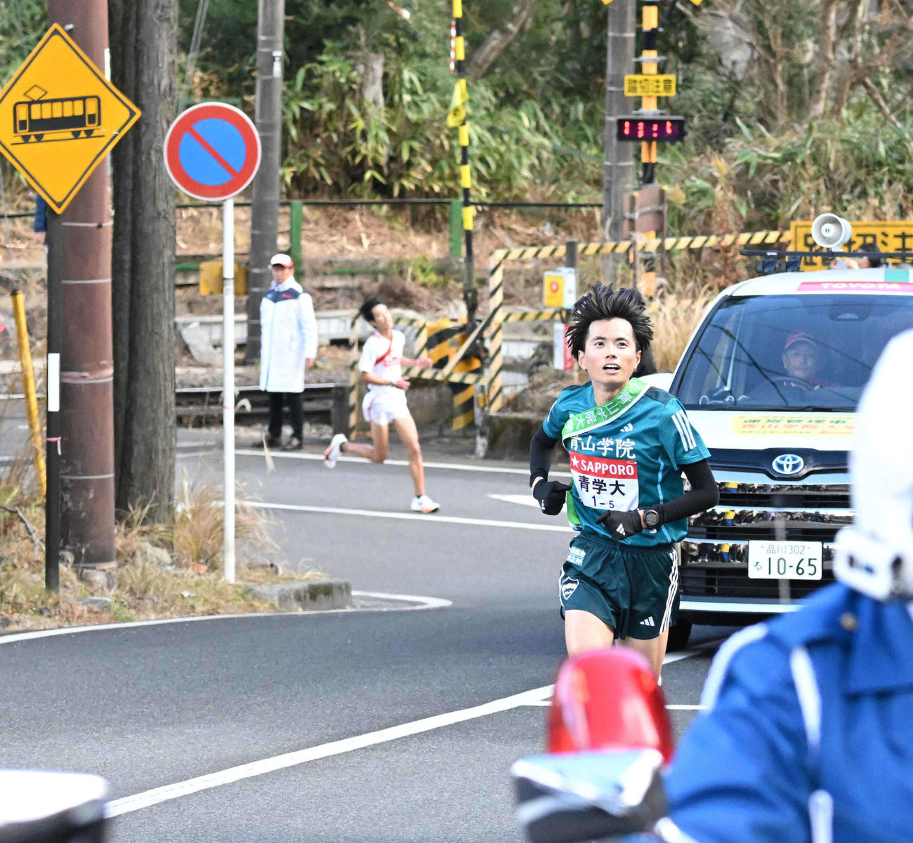 中大・園木大斗（後方）を抜き去り力走する青学大・若林宏樹（代表撮影）