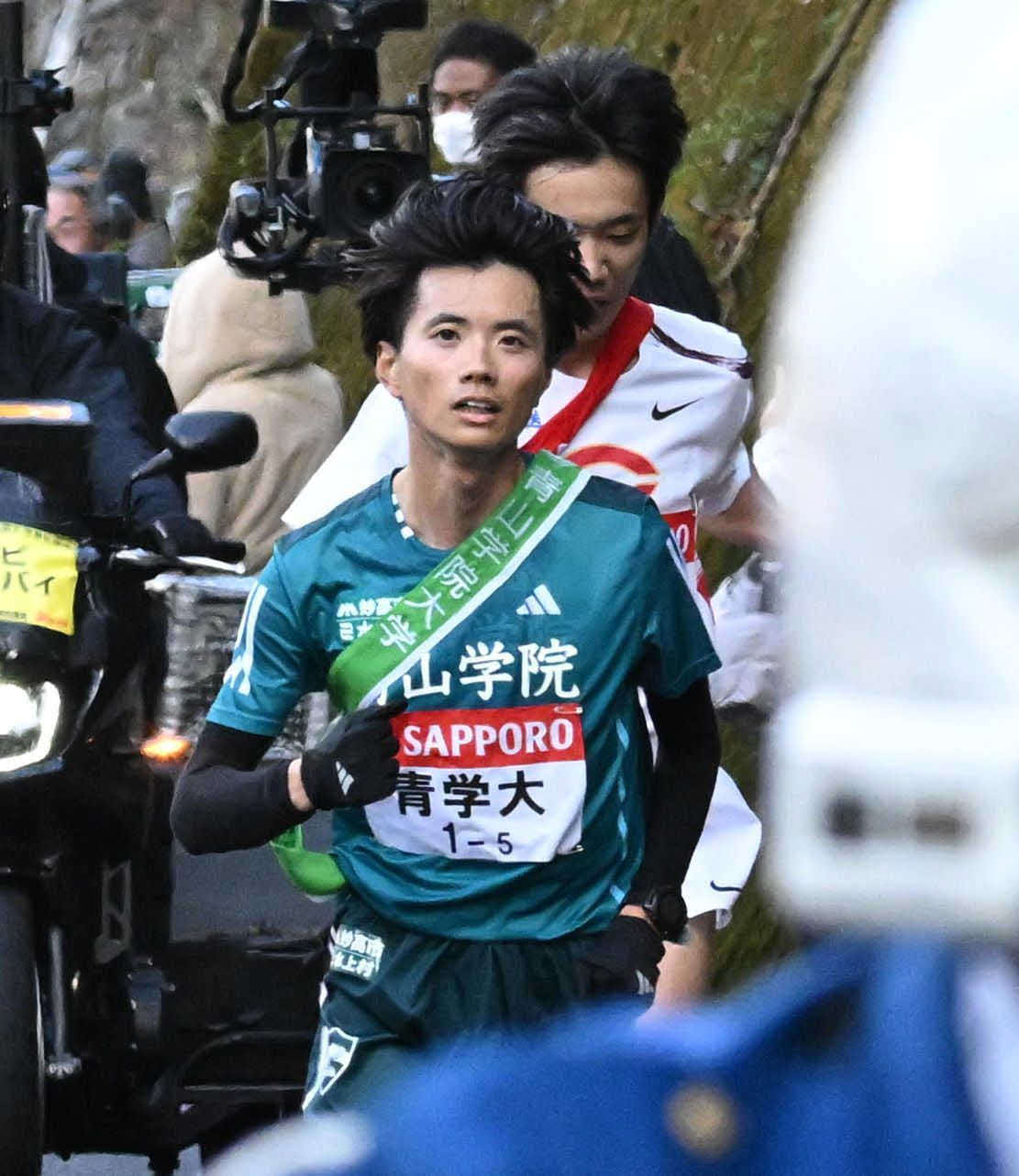 5区、中大・園木大斗（奥）を抜いてトップに立った青学大・若林宏樹（代表撮影）