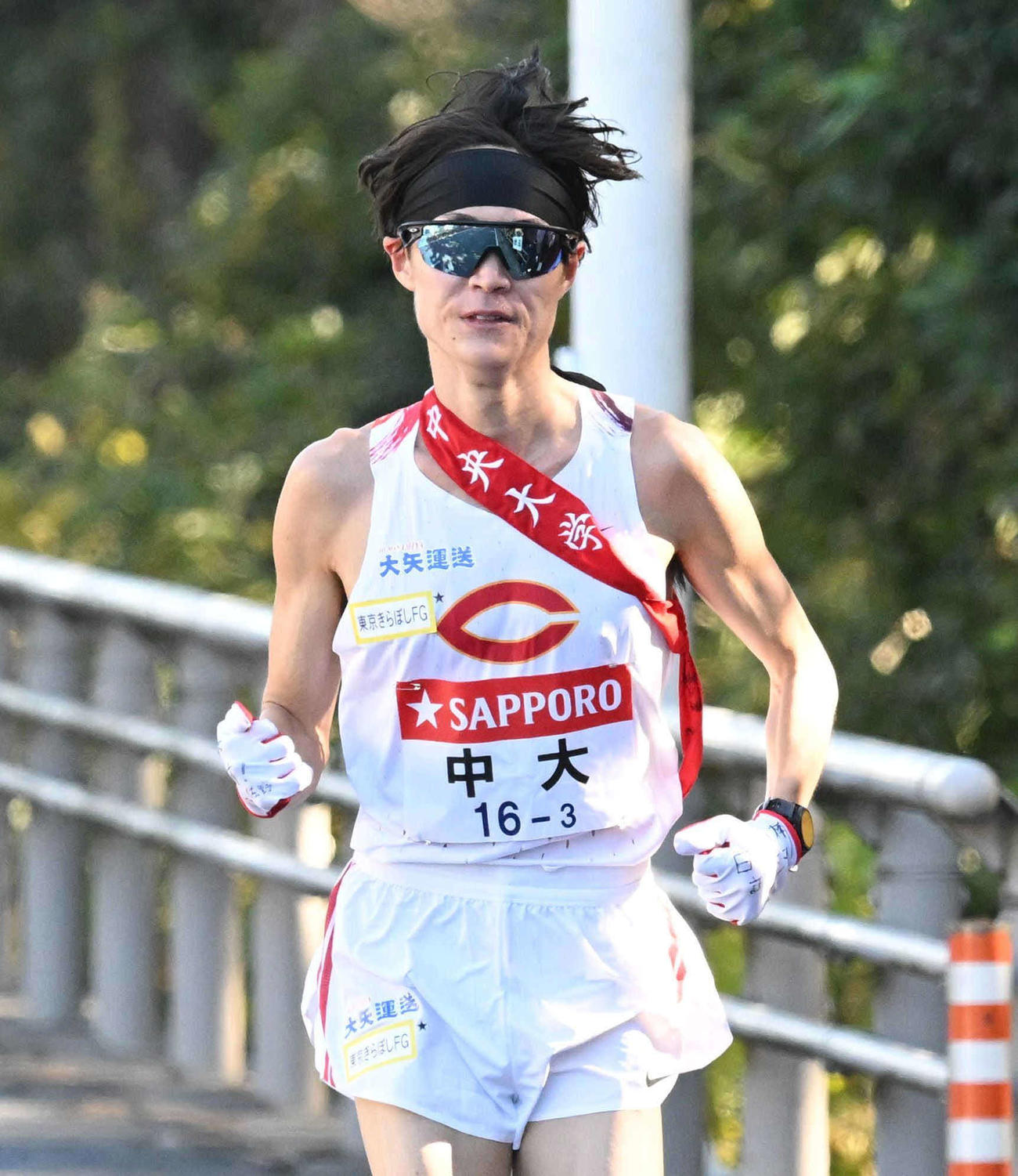 3区、懸命に走る中大・本間颯（代表撮影）