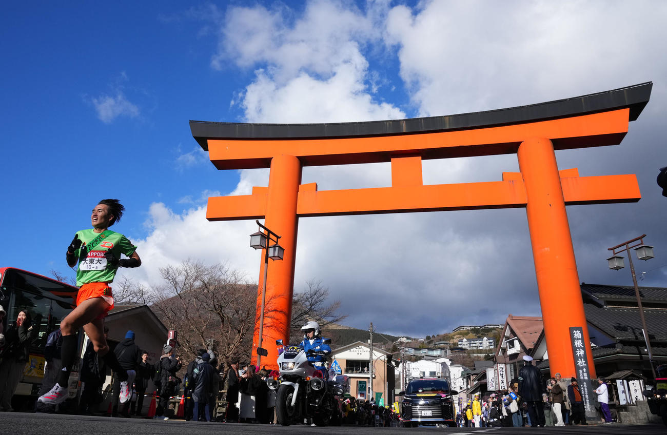 箱根神社鳥居前を力走する大東大5区中沢（撮影・横山健太）