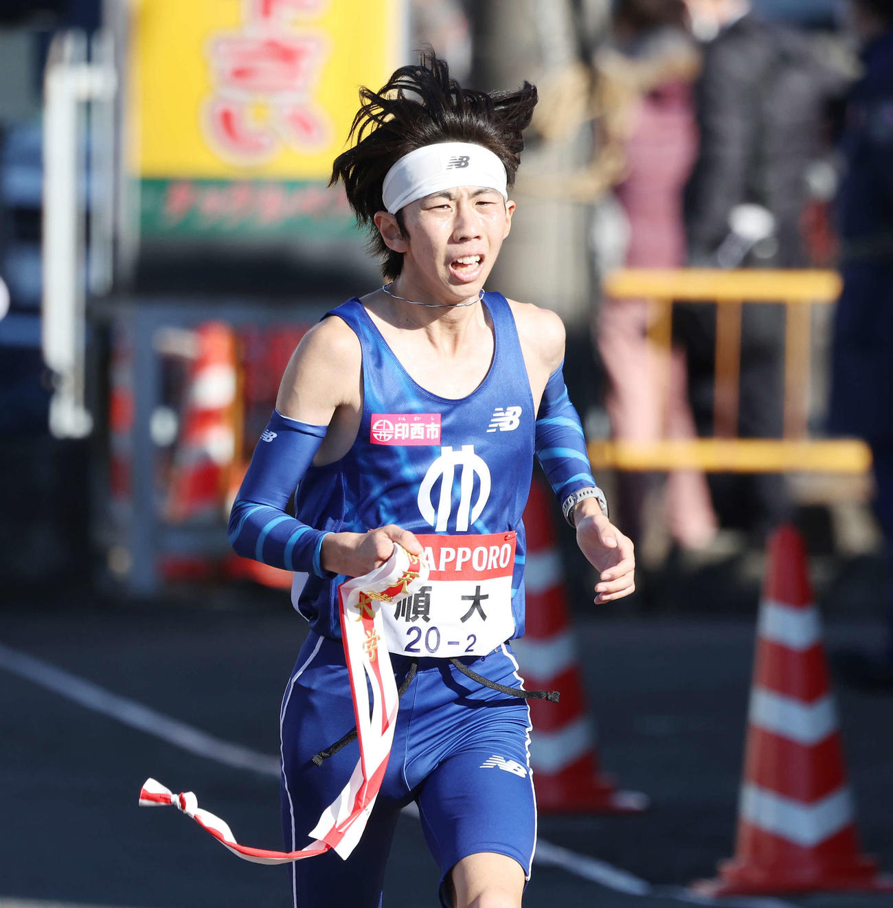 戸塚中継所に駆け込む順大2区玉目（撮影・宮地輝）