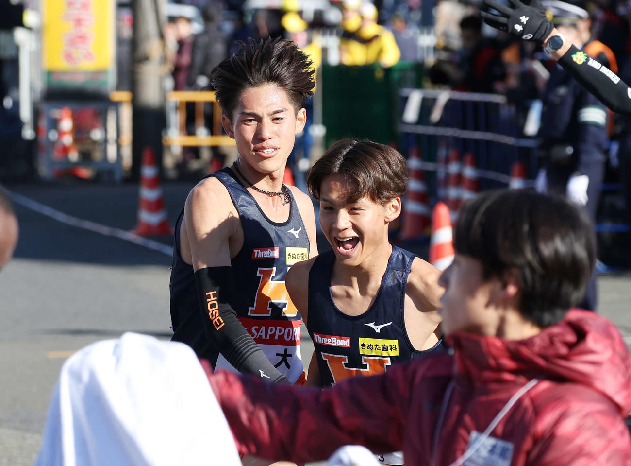 戸塚中継所で法大2区小泉（左）は3区矢原にタスキをつなぐ（撮影・宮地輝）