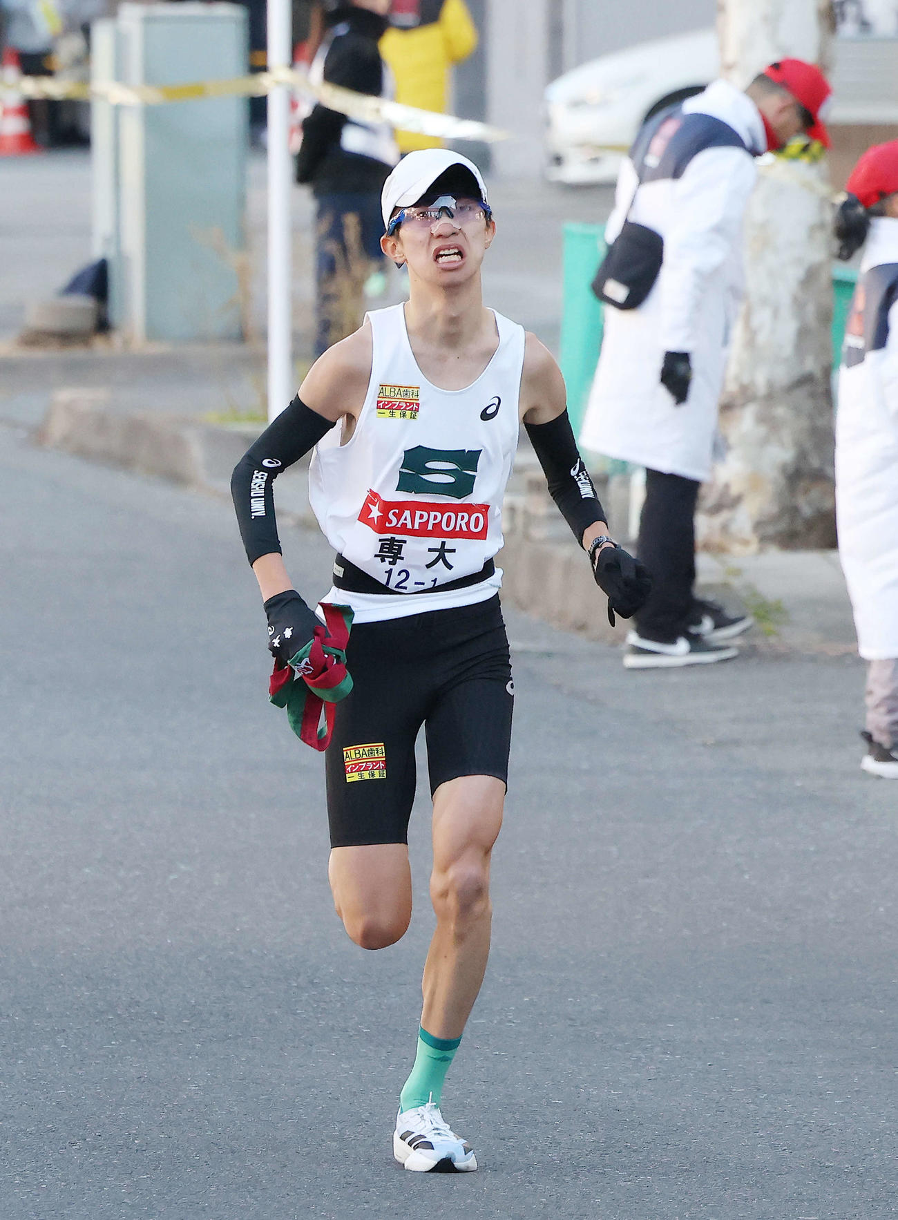 鶴見中継所前を力走する専大1区新井（撮影・河田真司）