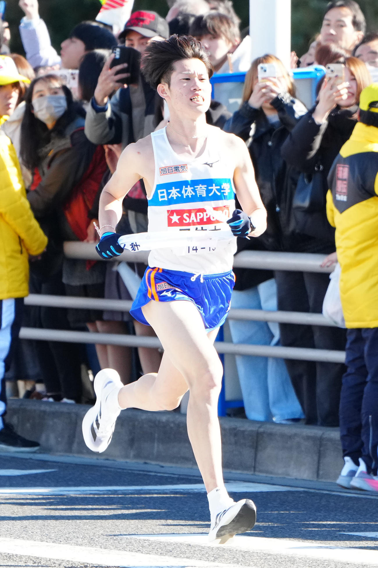 平塚中継所に向かう日体大3区富永（撮影・江口和貴）