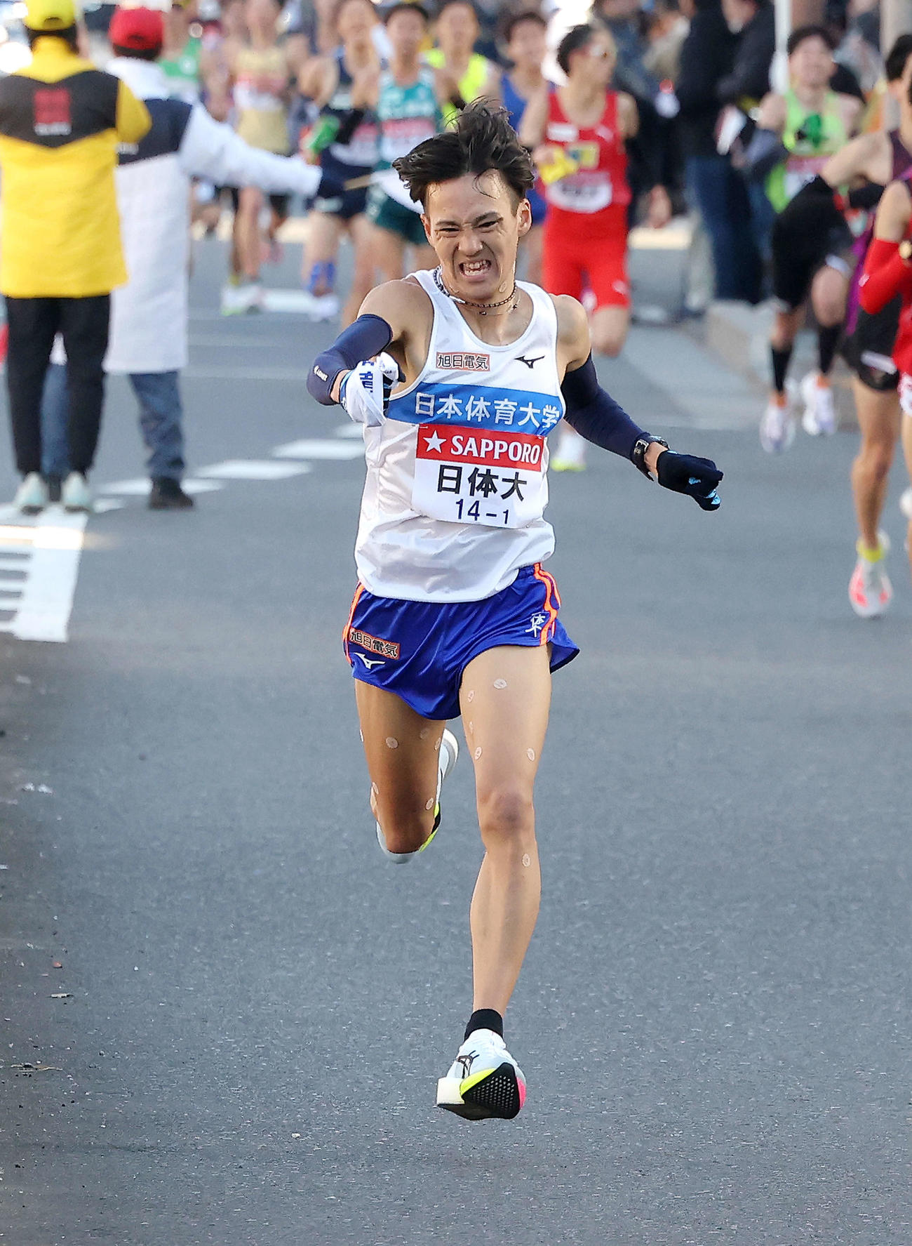 鶴見中継所前を力走する日体大1区平島（撮影・河田真司）