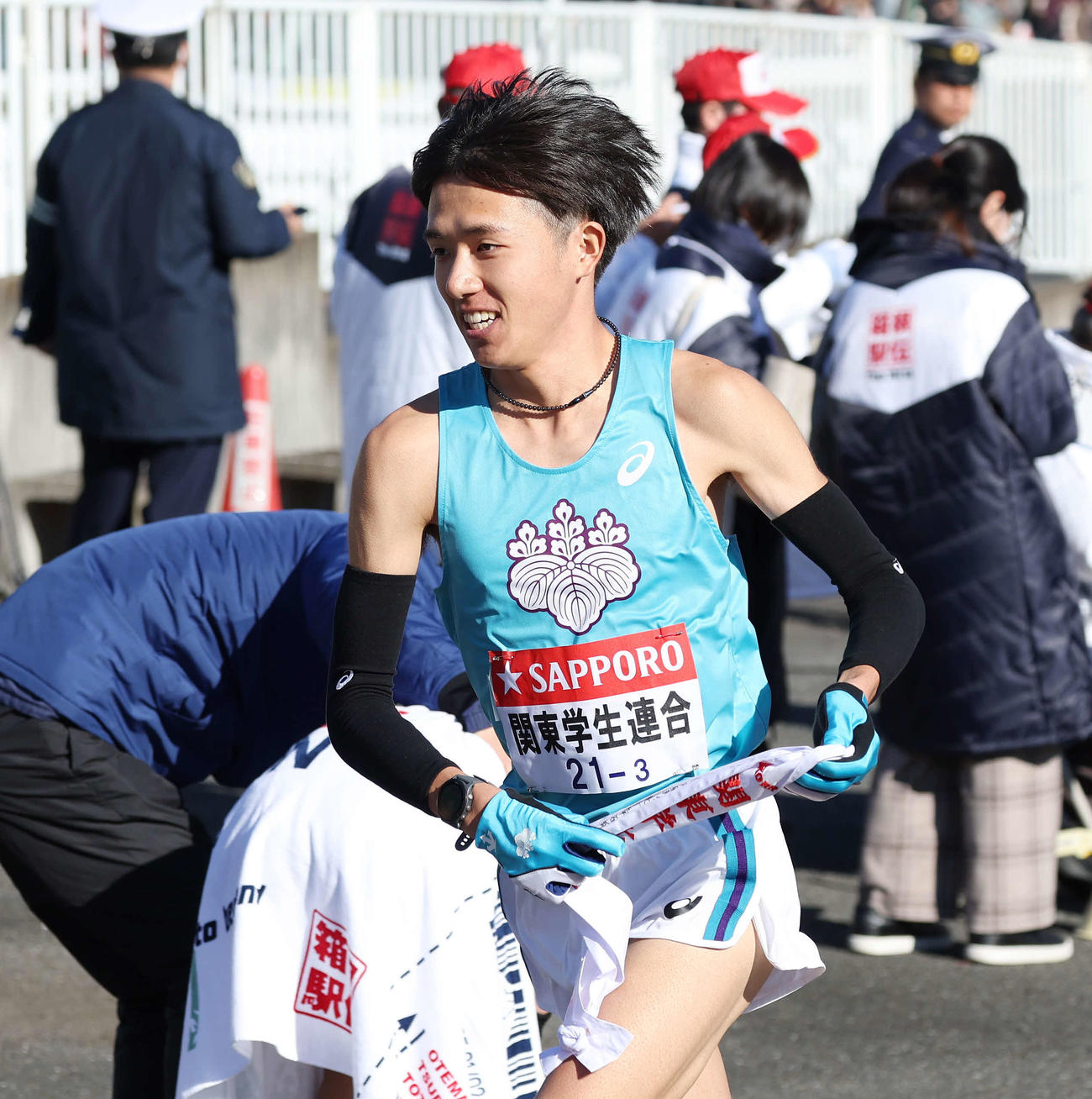 戸塚中継所でタスキを受け駆け出す関東学生連合3区小山（撮影・宮地輝）