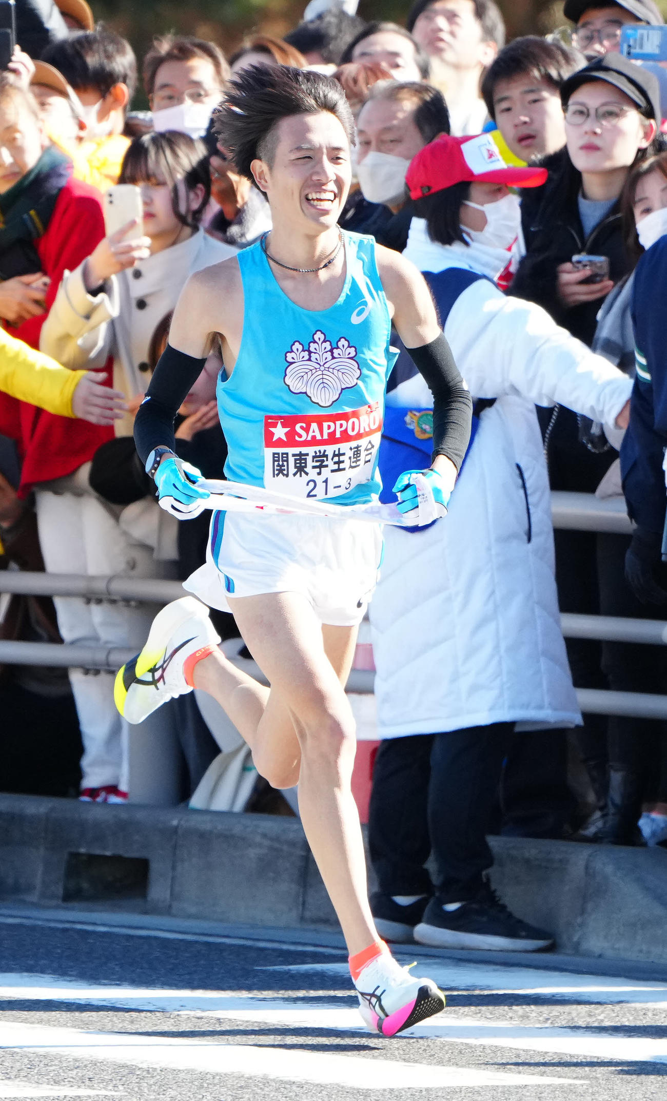 平塚中継所に向かう関東学生連合の3区筑波大・小山（撮影・江口和貴）