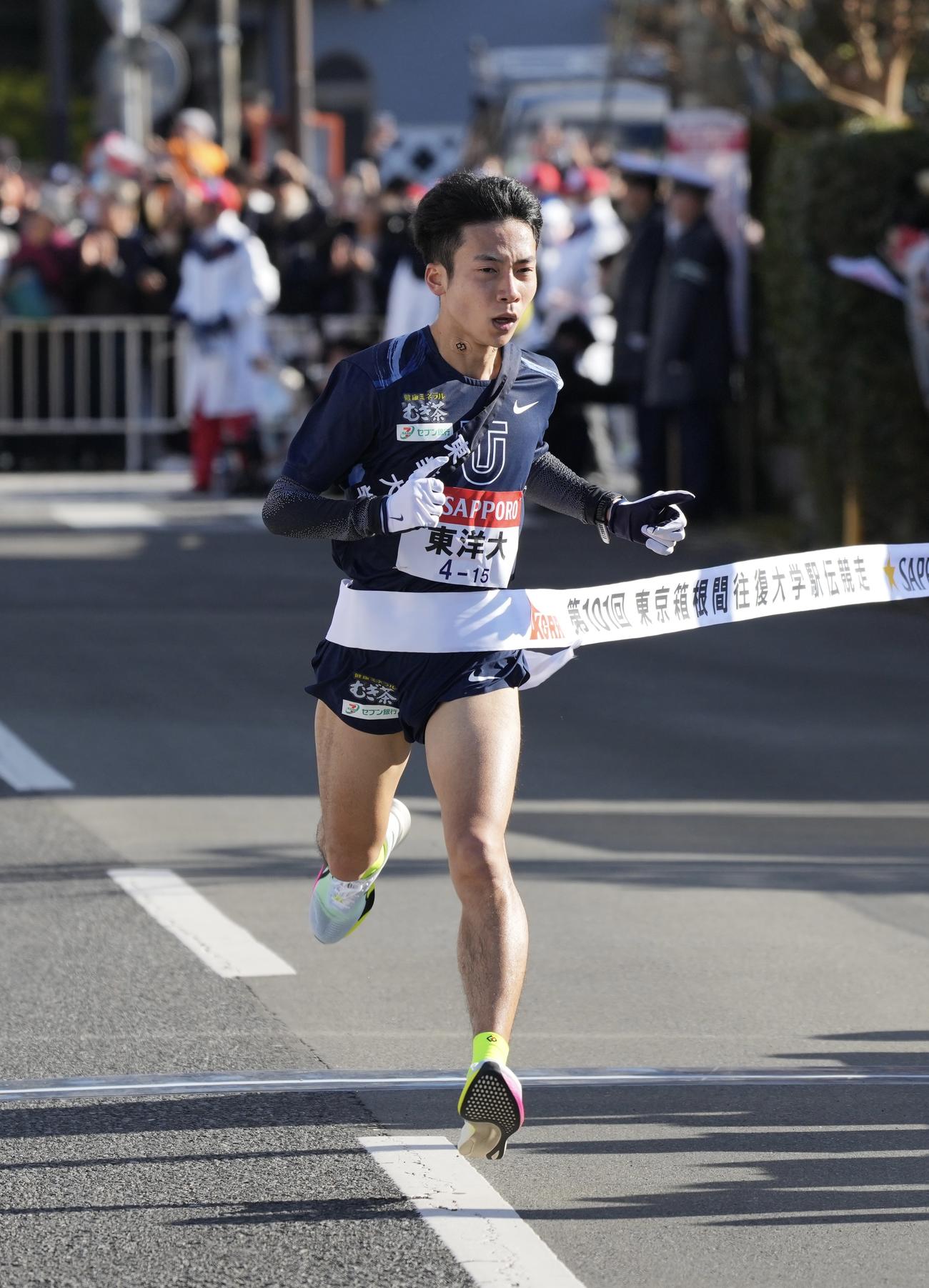 箱根駅伝　往路　9位でゴールする東洋大5区宮崎（撮影・垰建太）