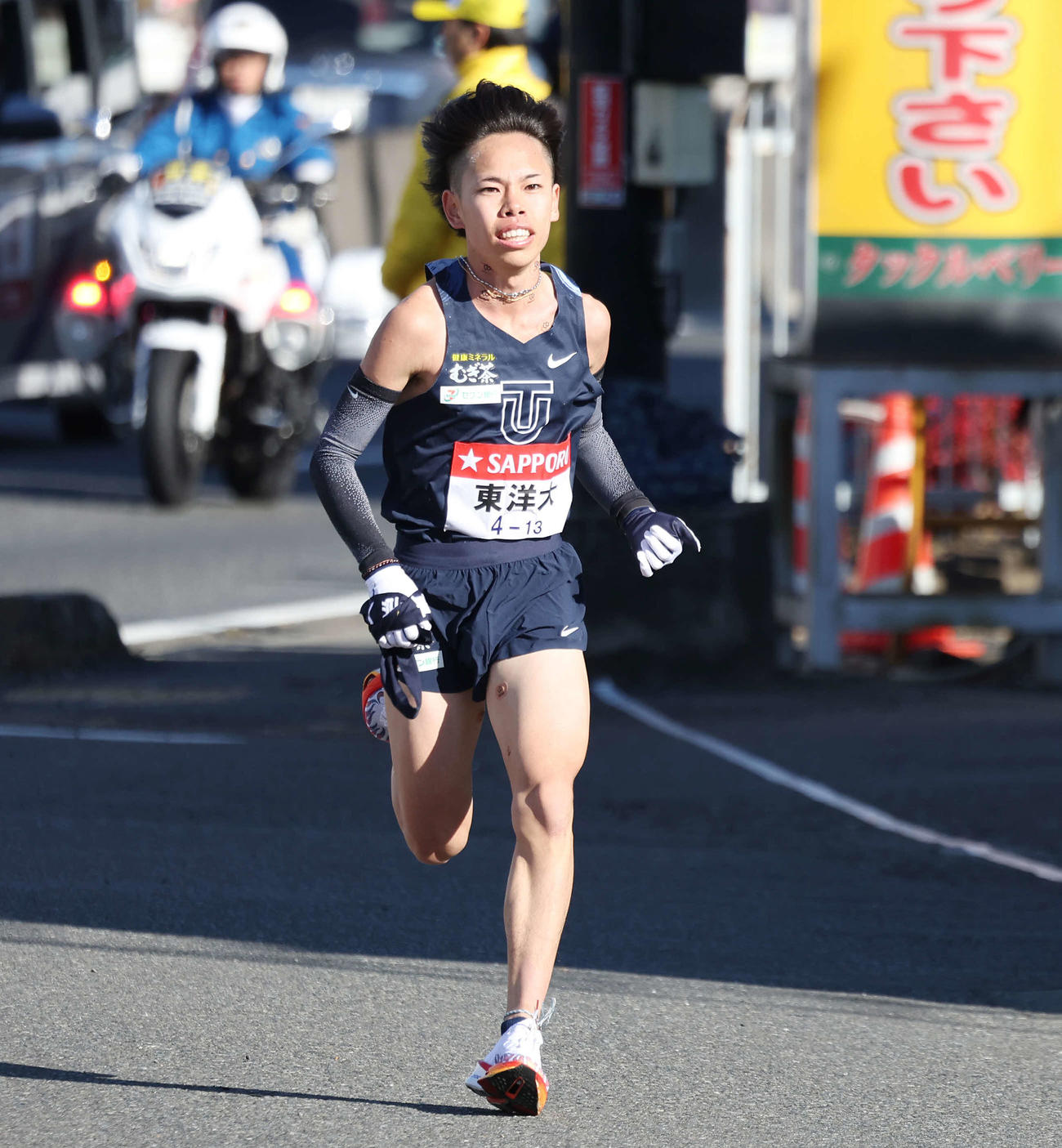 戸塚中継所に駆け込む東洋大2区緒方（撮影・宮地輝）