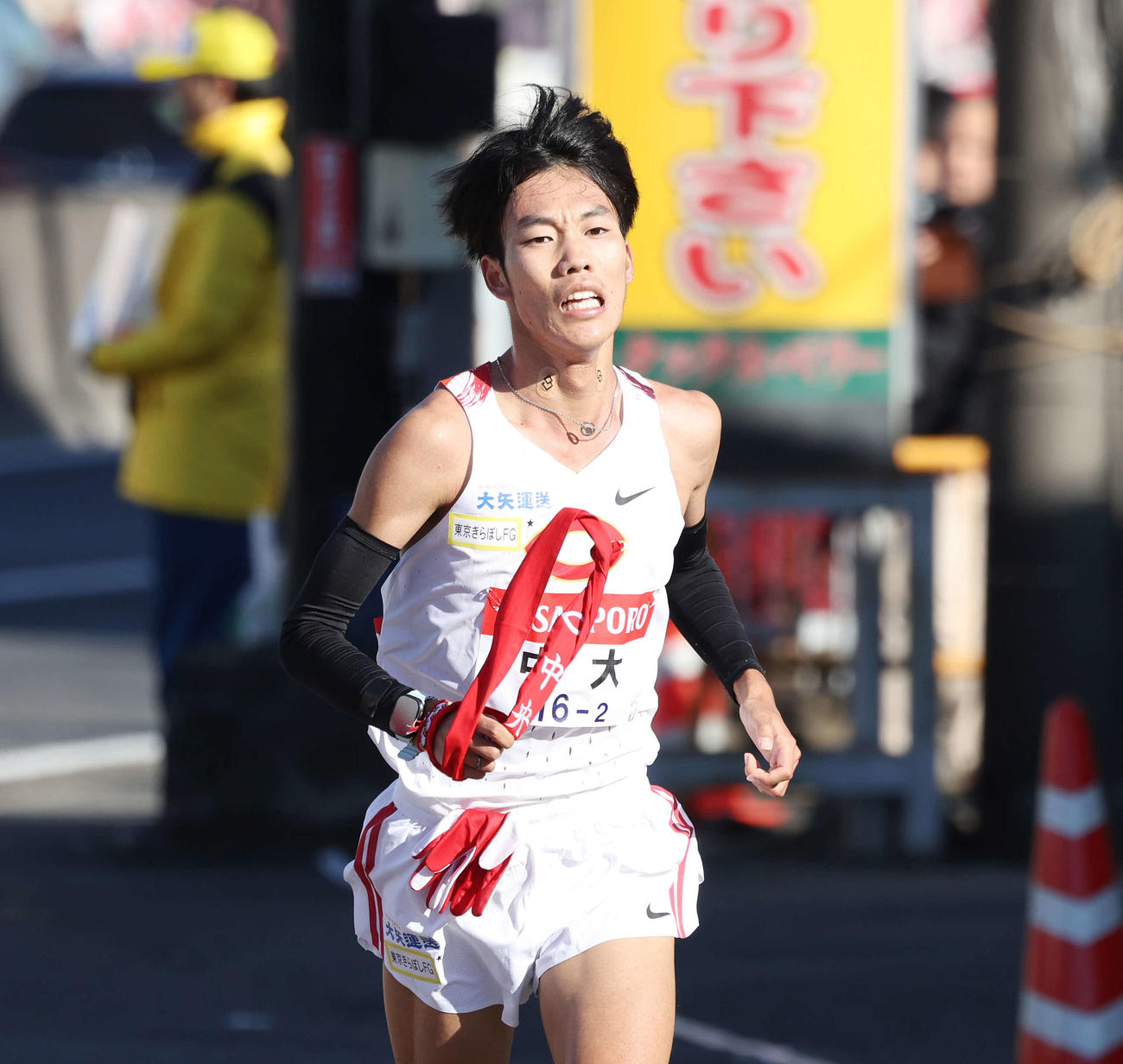 戸塚中継所にトップで駆け込む中大2区溜池（撮影・宮地輝）