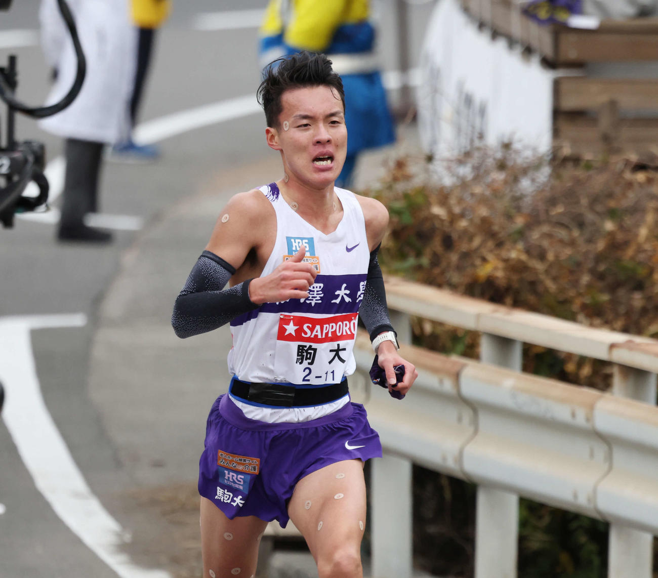 平塚中継所手前を力走する駒大7区佐藤（撮影・宮地輝）