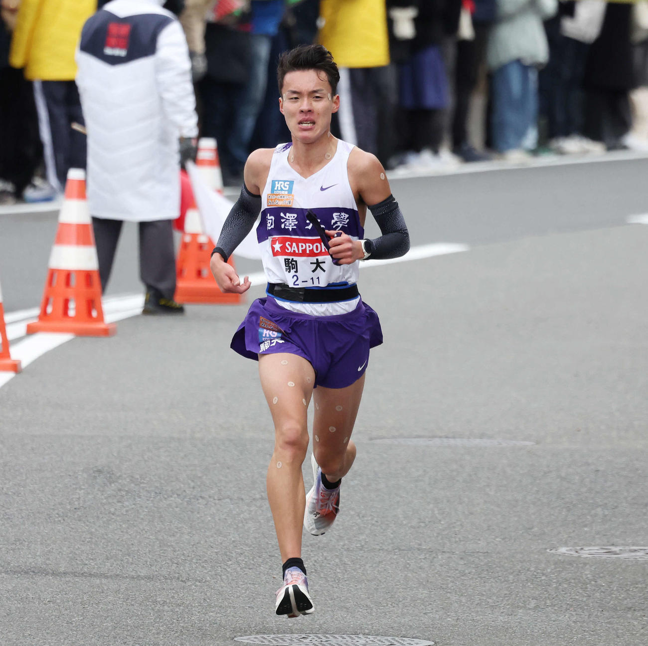 平塚中継所手前を力走する駒大7区佐藤（撮影・宮地輝）