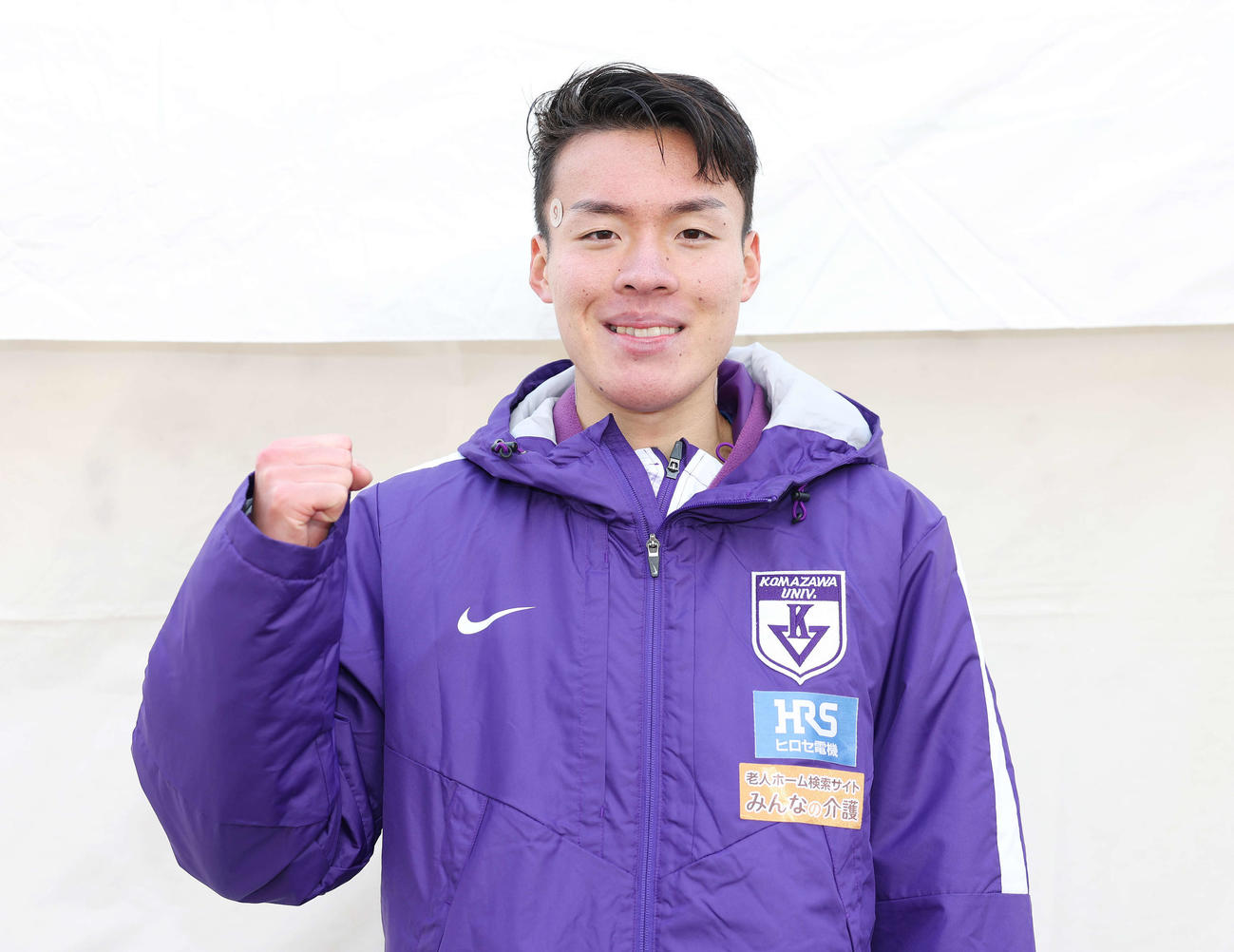 7区の区間新を記録し笑顔でガッツポーズする駒大・佐藤（撮影・宮地輝）