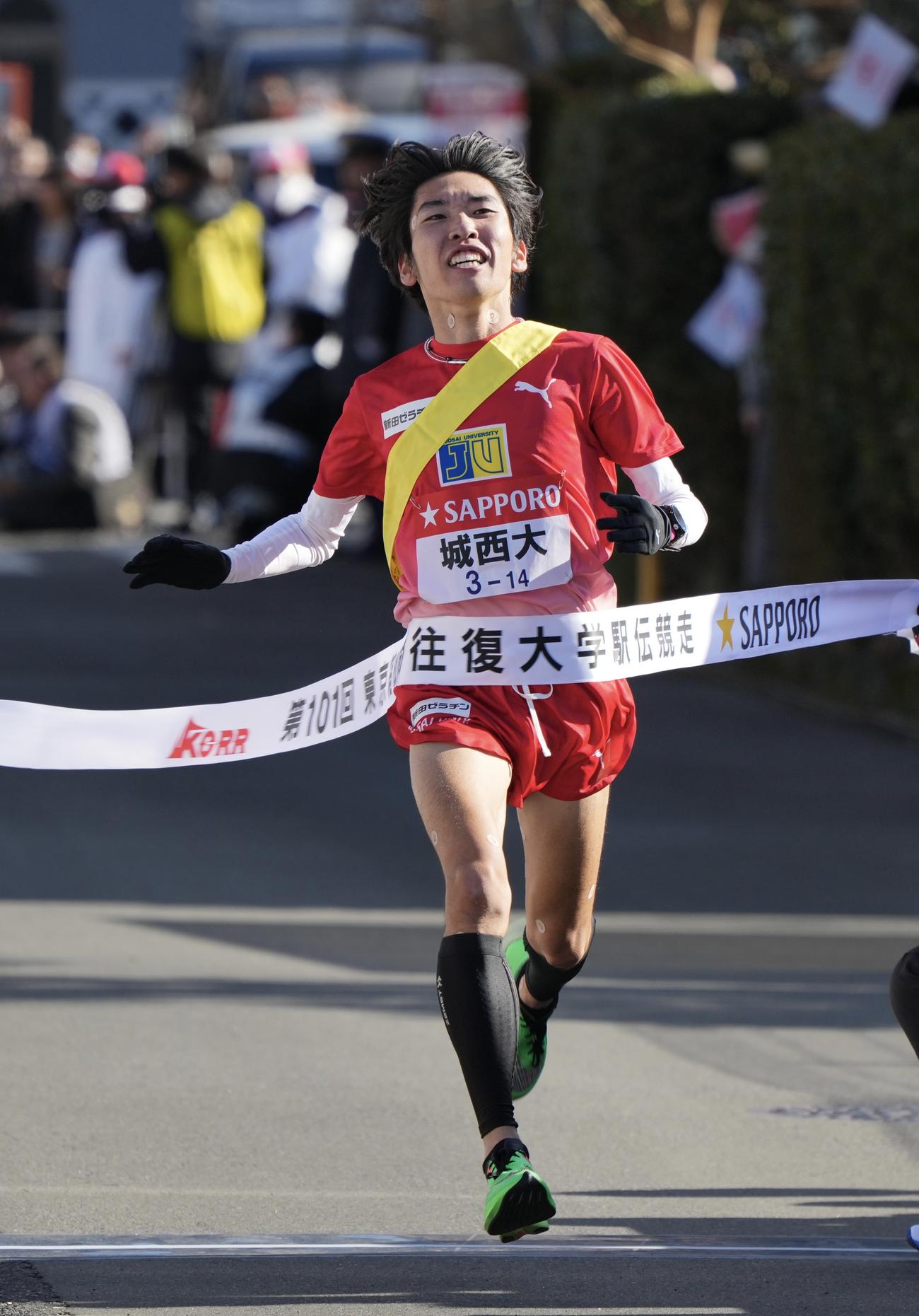 箱根駅伝　往路　7位でゴールする城西大5区斎藤（2025年1月2日撮影）