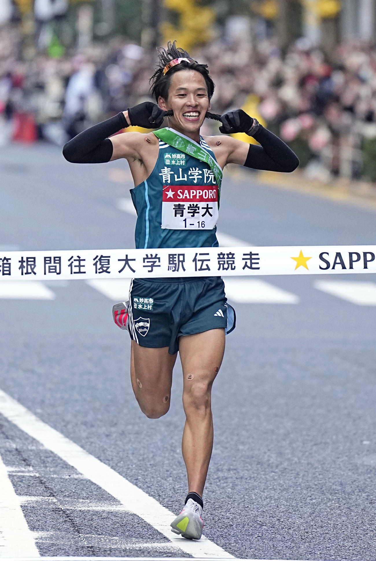 ゴールする青学大のアンカー・小河原陽琉（共同）