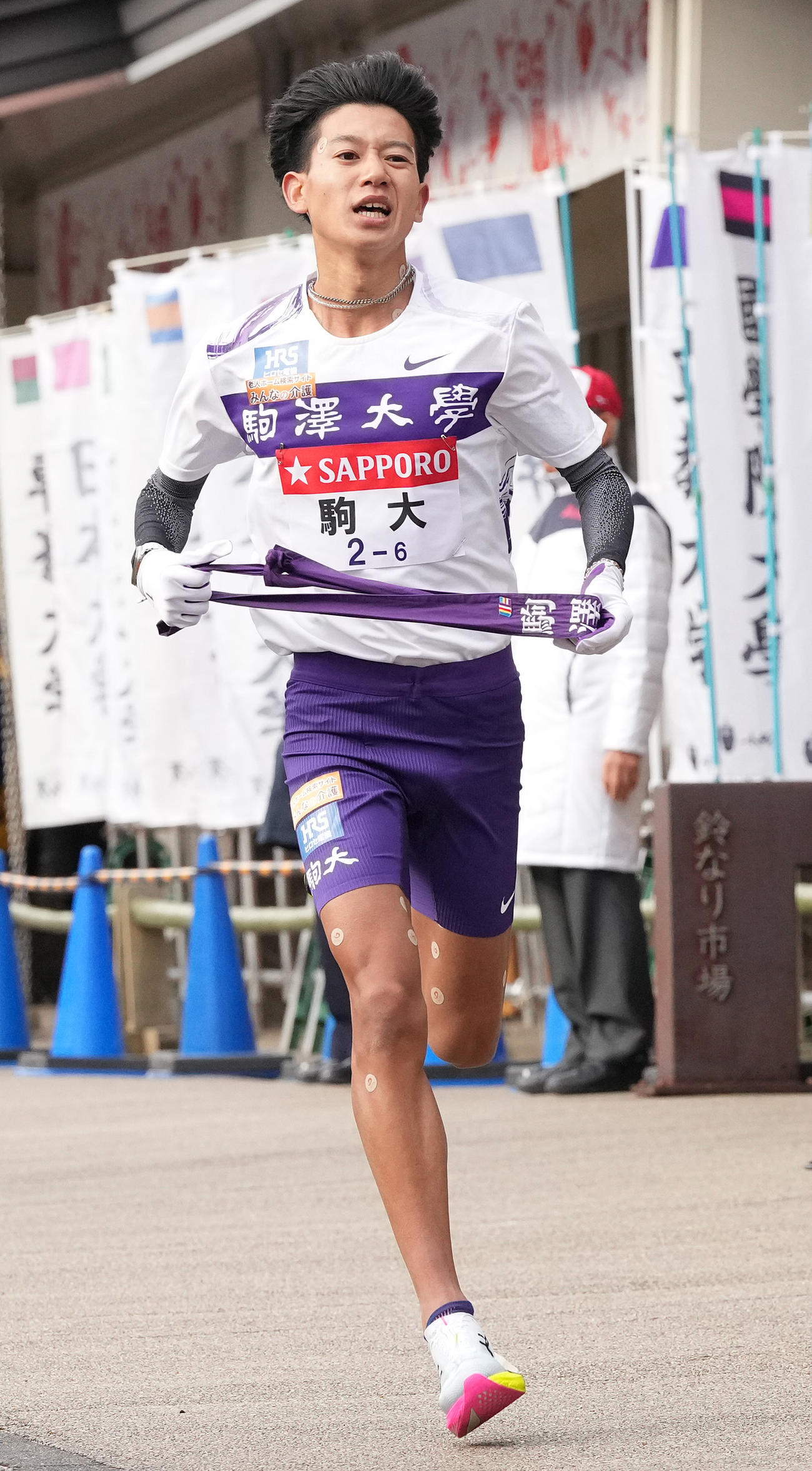 小田原中継所に到着する駒大6区伊藤（撮影・鈴木みどり）