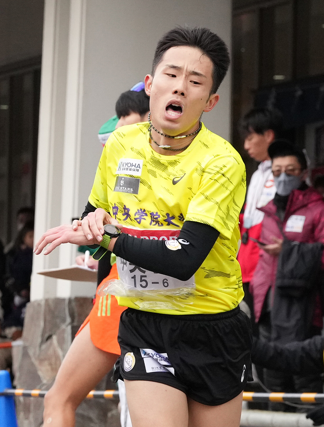 中央学院大6区小松は小田原中継所に駆け込む（撮影・鈴木みどり）