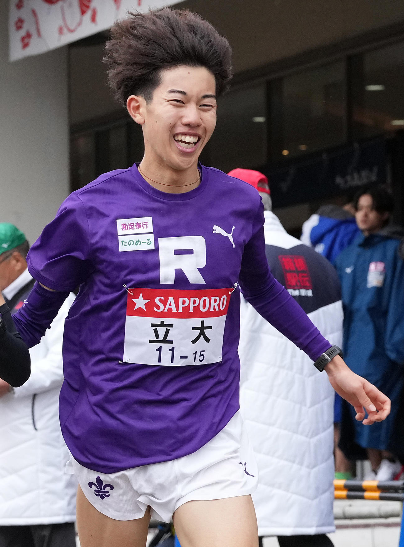 立大6区原田は小田原中継所でたすきを渡す（撮影・鈴木みどり）