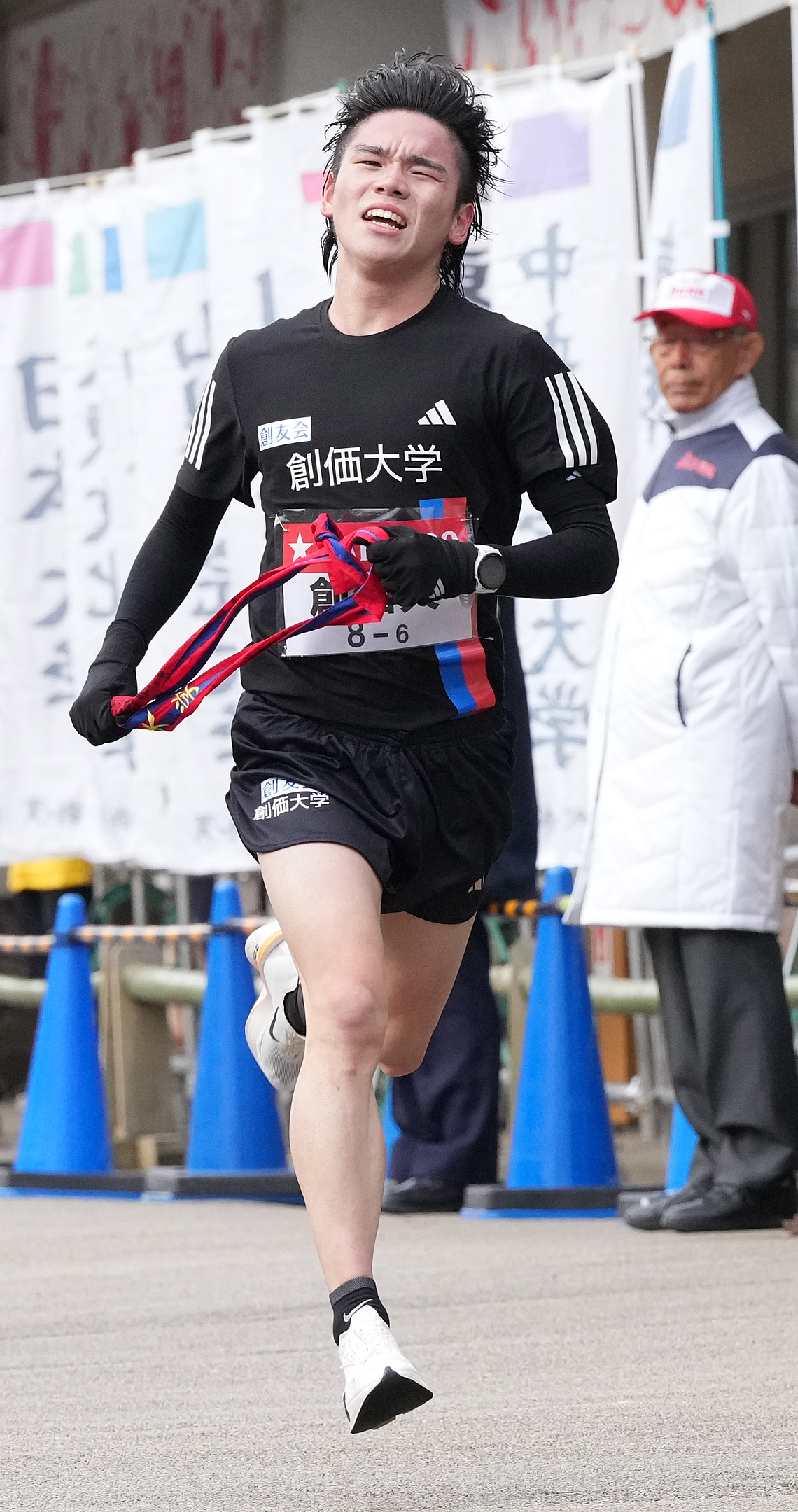 創価大6区川上は小田原中継所に到着する（撮影・鈴木みどり）