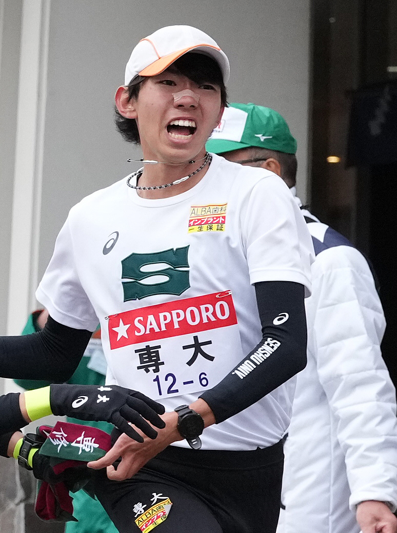 専大6区丹は小田原中継所でたすきを渡す（撮影・鈴木みどり）