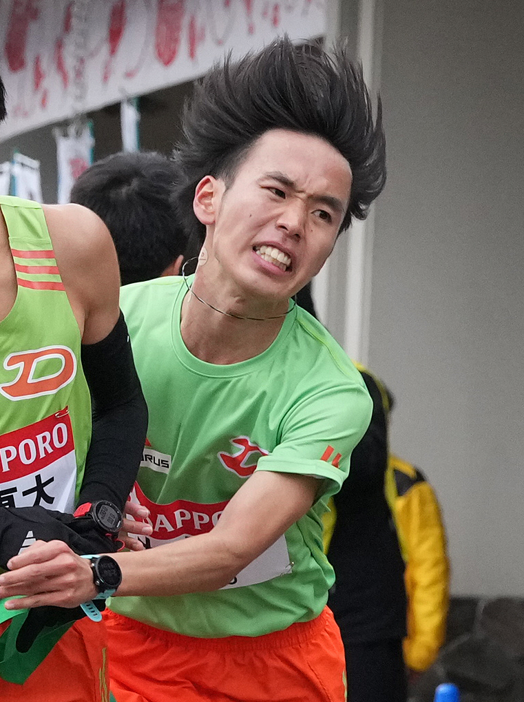 大東大6区小田は小田原中継所でたすきを渡す（撮影・鈴木みどり）
