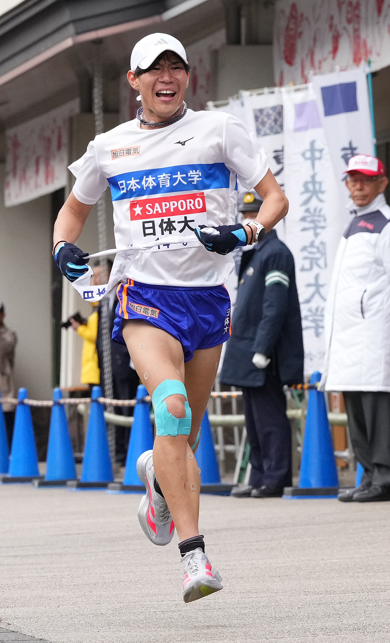 日体大6区石川は小田原中継所に到着する（撮影・鈴木みどり）