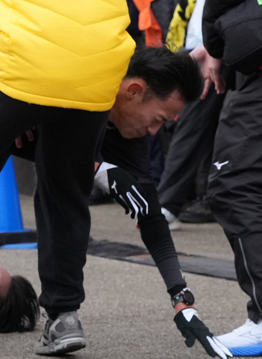 関東学生連合6区国士舘大・横田は小田原中継所に到着し倒れ込む（撮影・鈴木みどり）