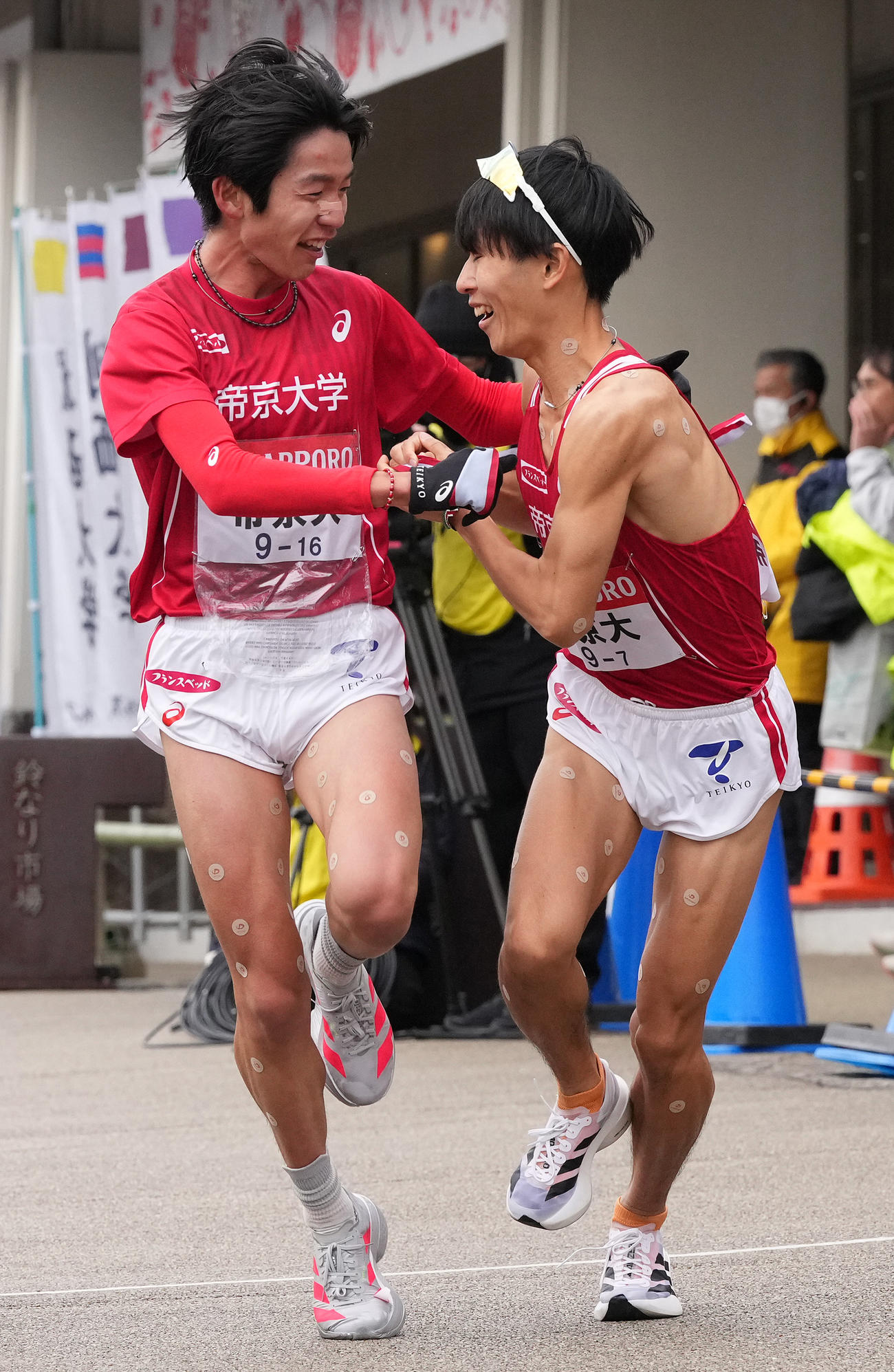 帝京大6区広田（左）は7区福田に小田原中継所でたすきを渡す（撮影・鈴木みどり）