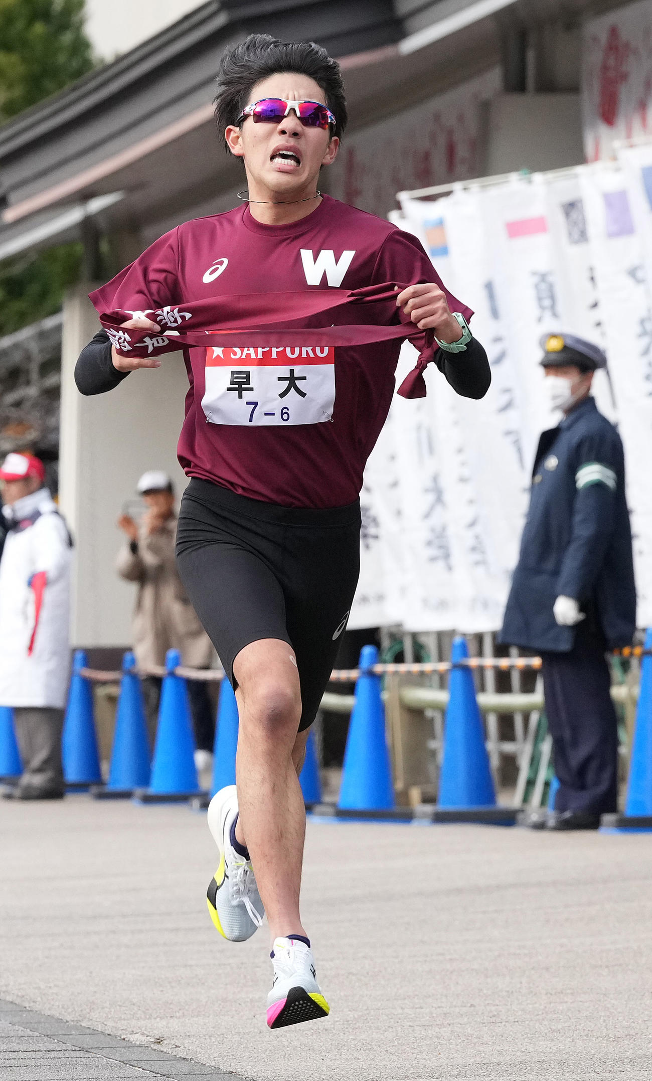 早大6区山崎は小田原中継所に到着する（撮影・鈴木みどり）