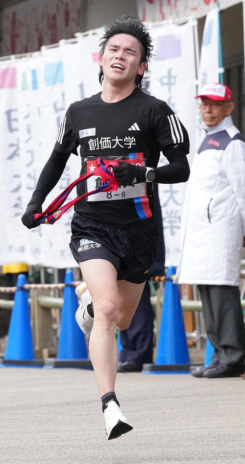 創価大6区川上は小田原中継所に到着する（撮影・鈴木みどり）