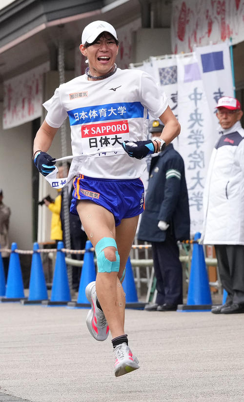 日体大6区石川は小田原中継所に到着する（撮影・鈴木みどり）