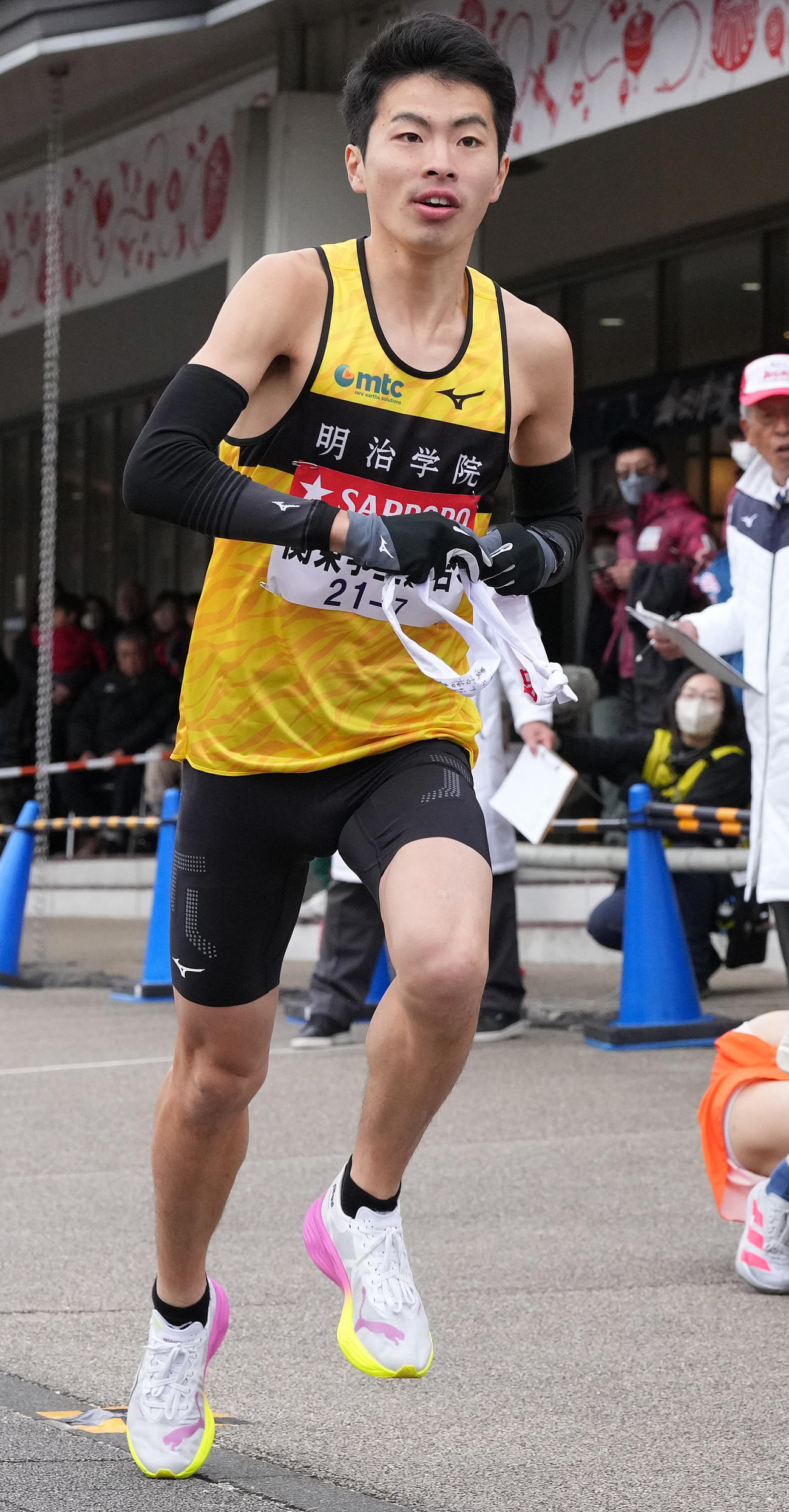 関東学生連合7区明学大・栗原は小田原中継所を出発する（撮影・鈴木みどり）