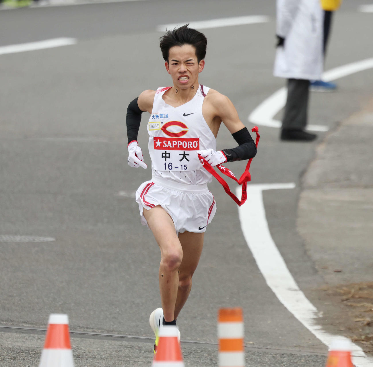 平塚中継所手前を力走する中大7区岡田（撮影・宮地輝）